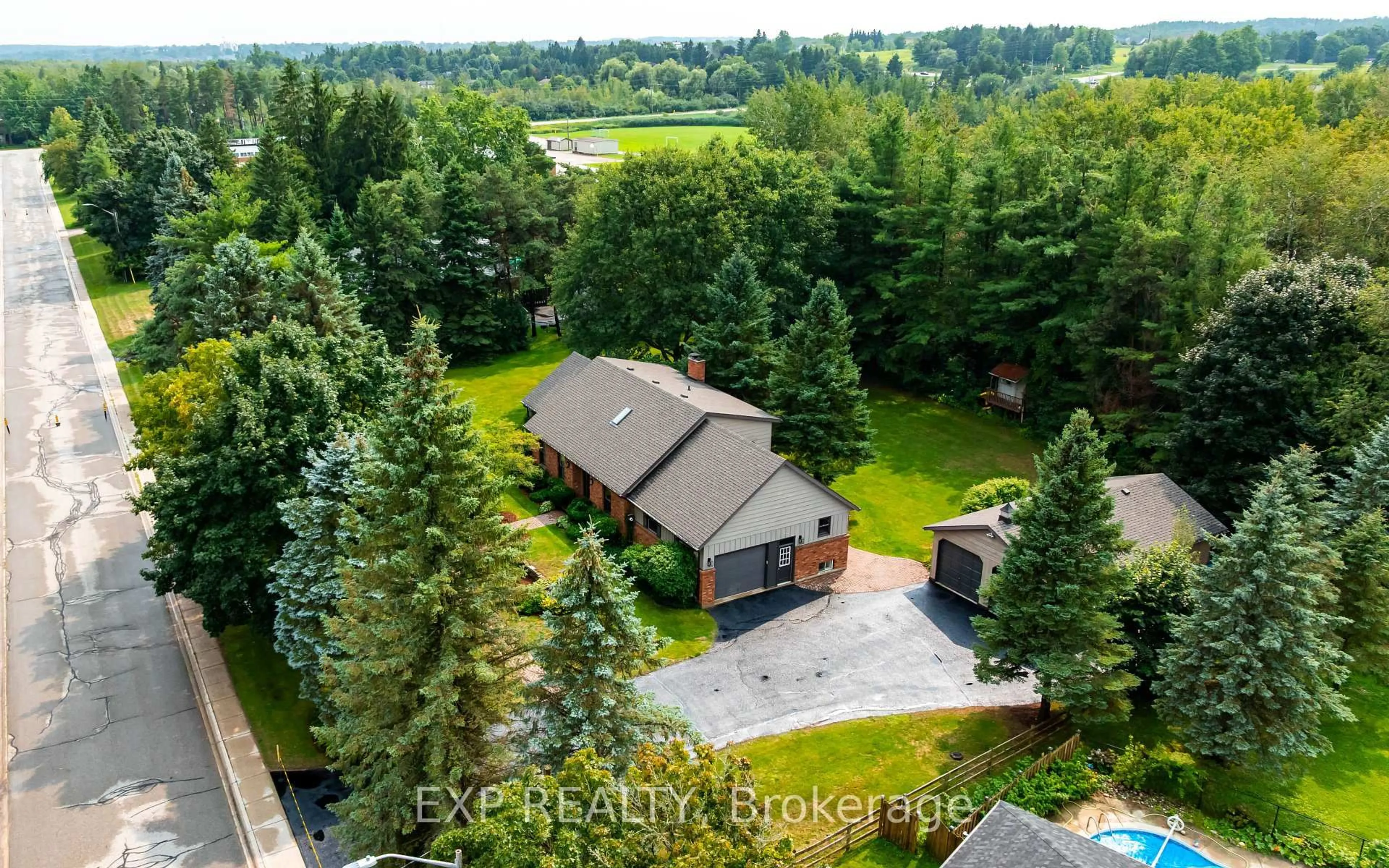 A pic from outside/outdoor area/front of a property/back of a property/a pic from drone, water/lake/river/ocean view for 9 Leader Dr, Mono Ontario L9W 6M6