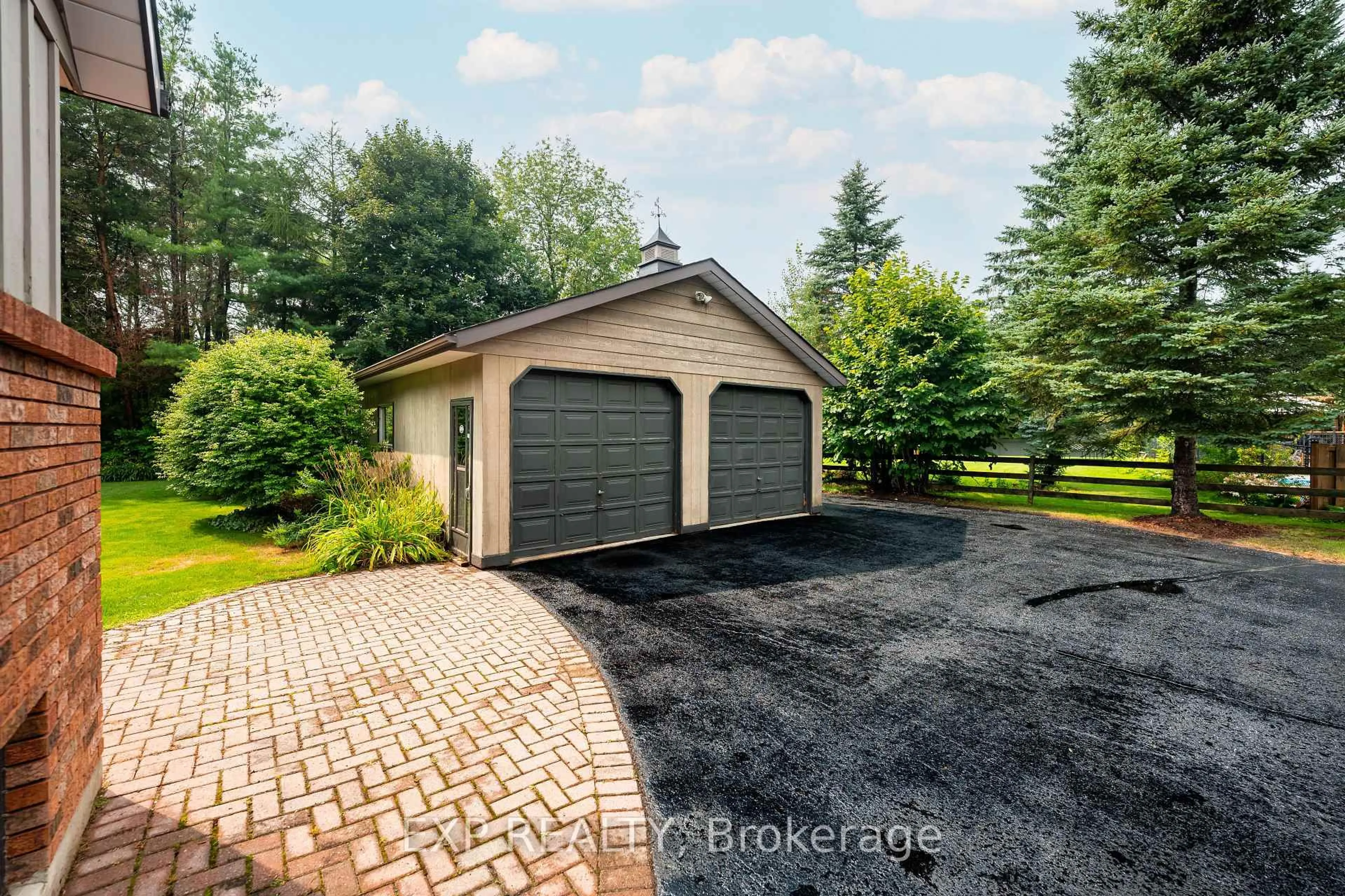 Indoor garage for 9 Leader Dr, Mono Ontario L9W 6M6