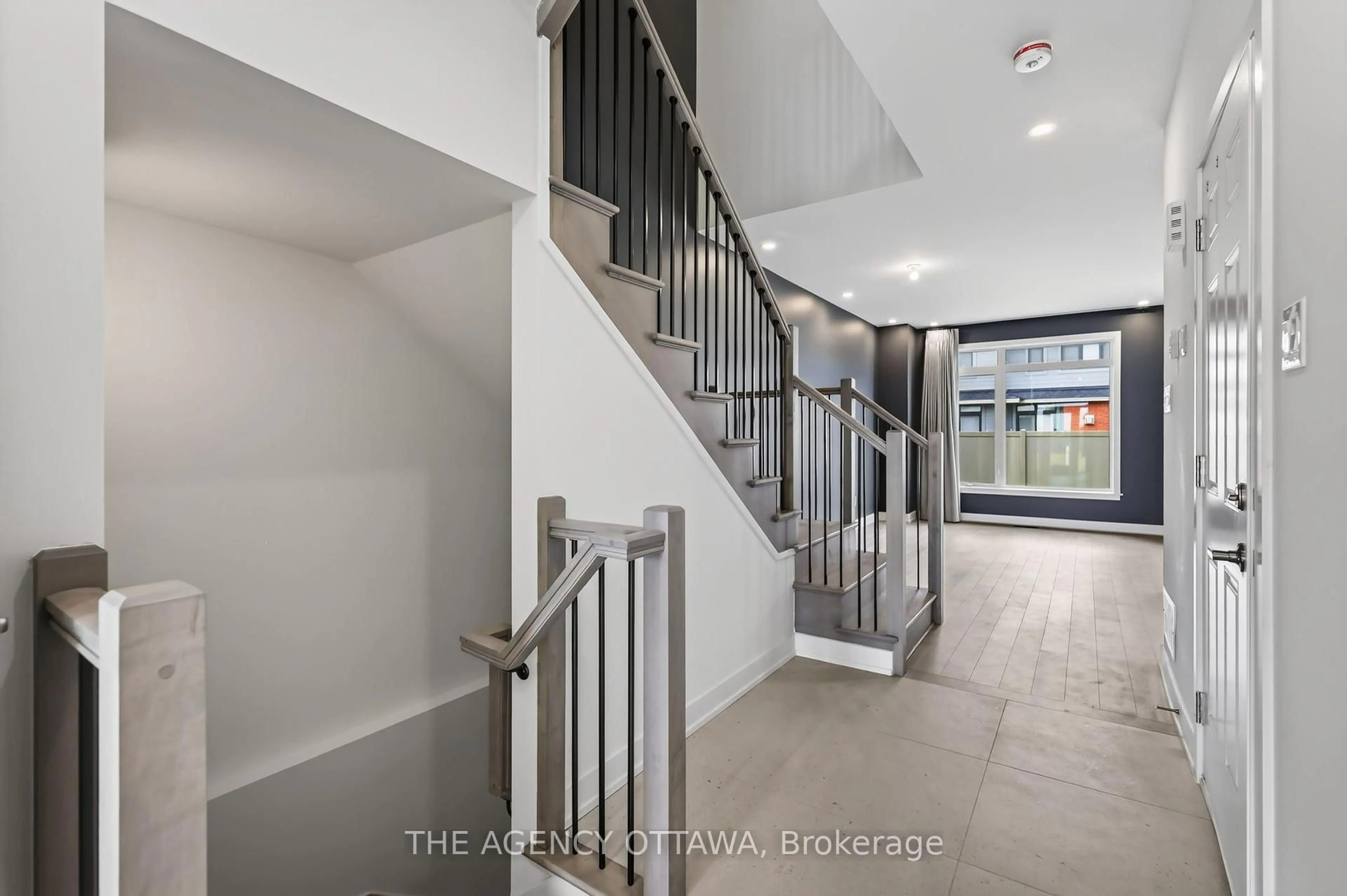 Indoor foyer for 1202 Spoor St, Ottawa Ontario K2K 1X7