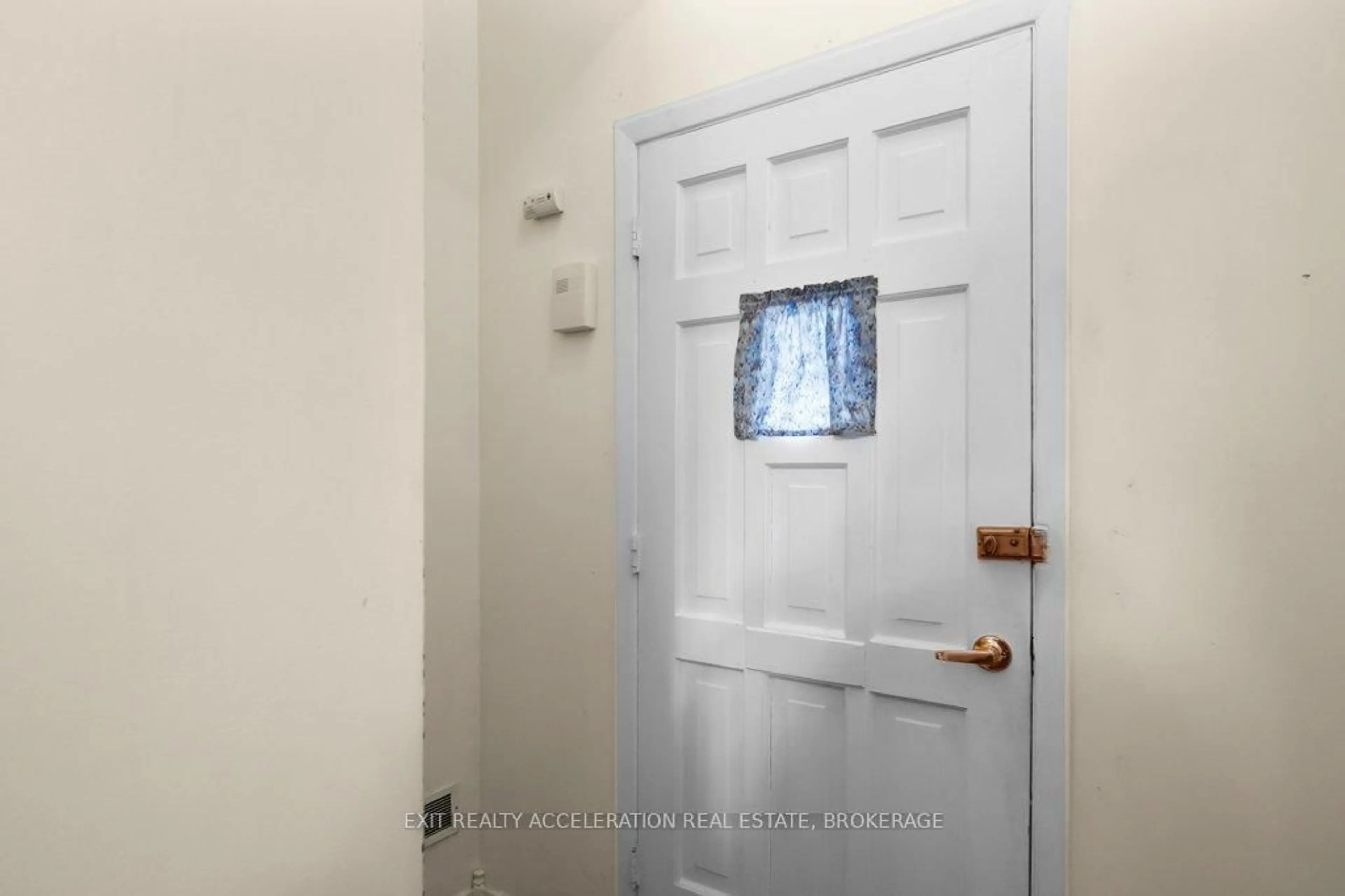 Indoor entryway for 116 Sherwood Ave, Loyalist Ontario K7N 1N7