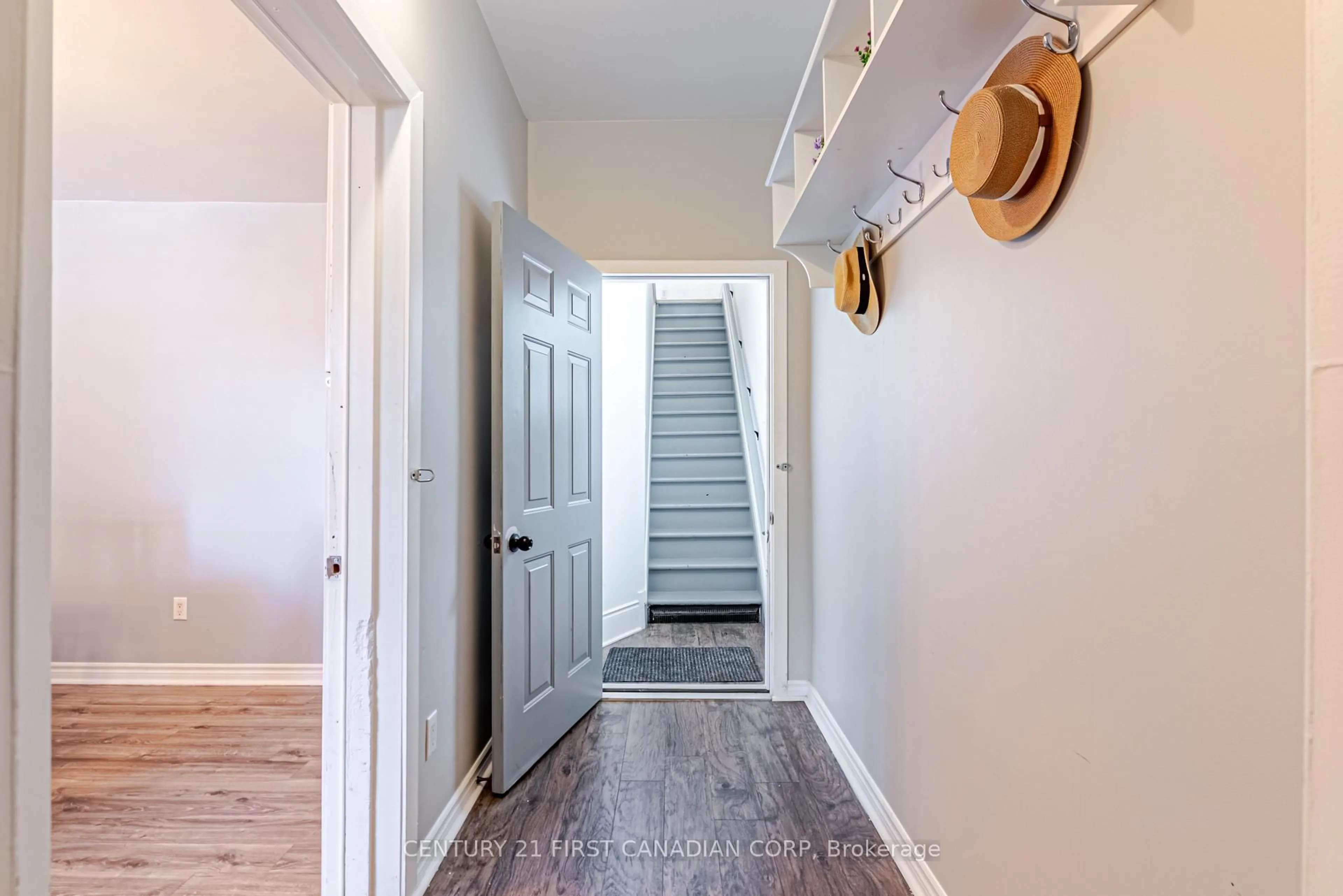 Indoor entryway for 425 English St, London East Ontario N5W 3T4