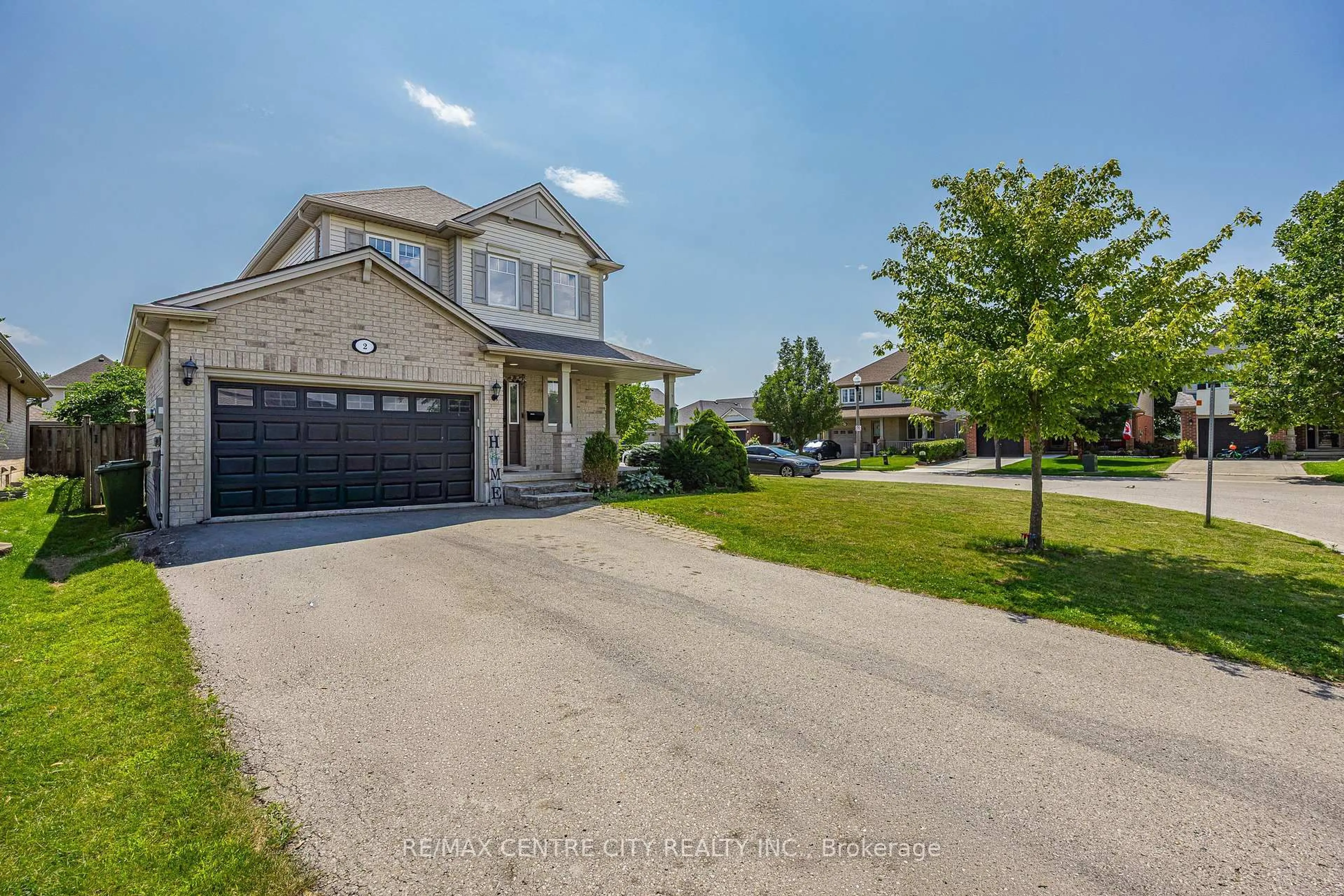 A pic from outside/outdoor area/front of a property/back of a property/a pic from drone, street for 2 Fenwick Crt, St. Thomas Ontario N5R 6M6
