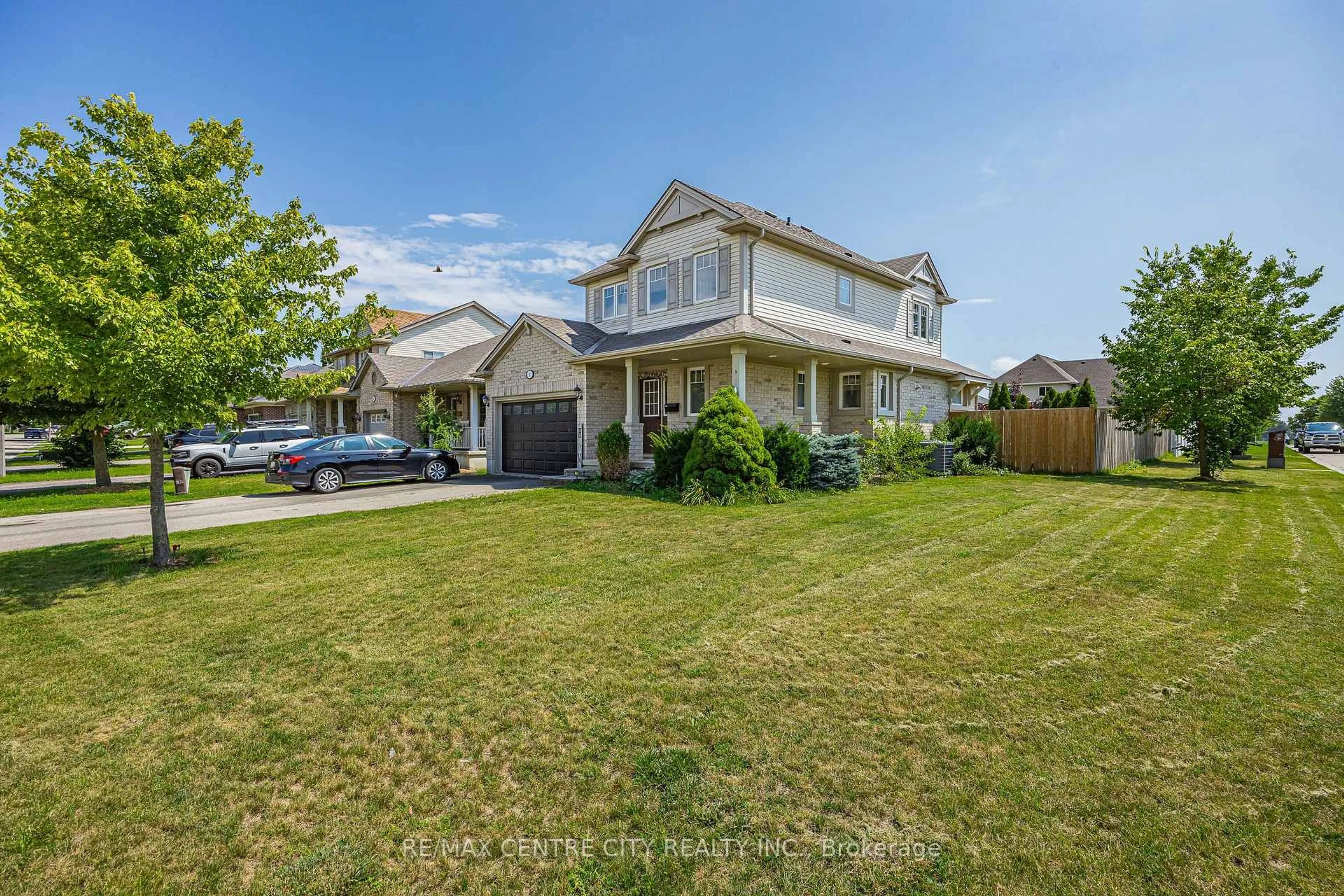 A pic from outside/outdoor area/front of a property/back of a property/a pic from drone, street for 2 Fenwick Crt, St. Thomas Ontario N5R 6M6