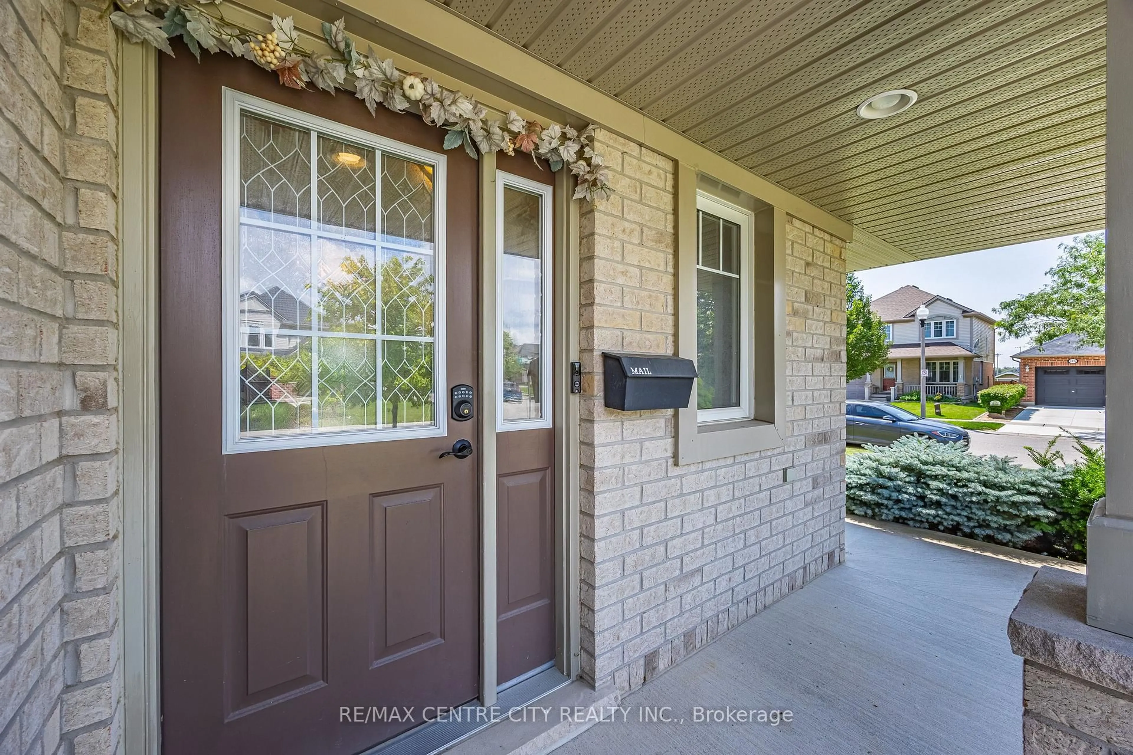 Indoor entryway for 2 Fenwick Crt, St. Thomas Ontario N5R 6M6