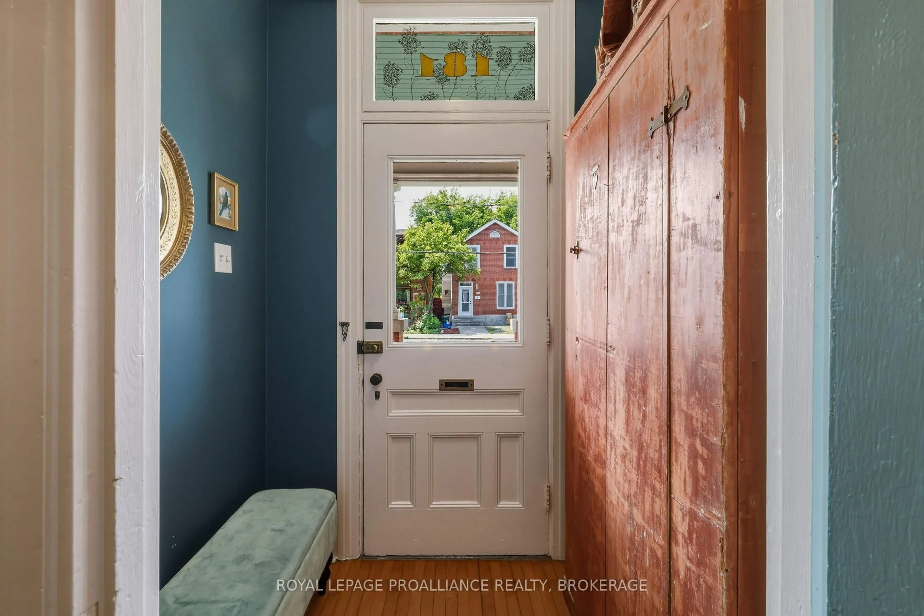 Indoor entryway for 181 Montreal St, Kingston Ontario K7K 3G3