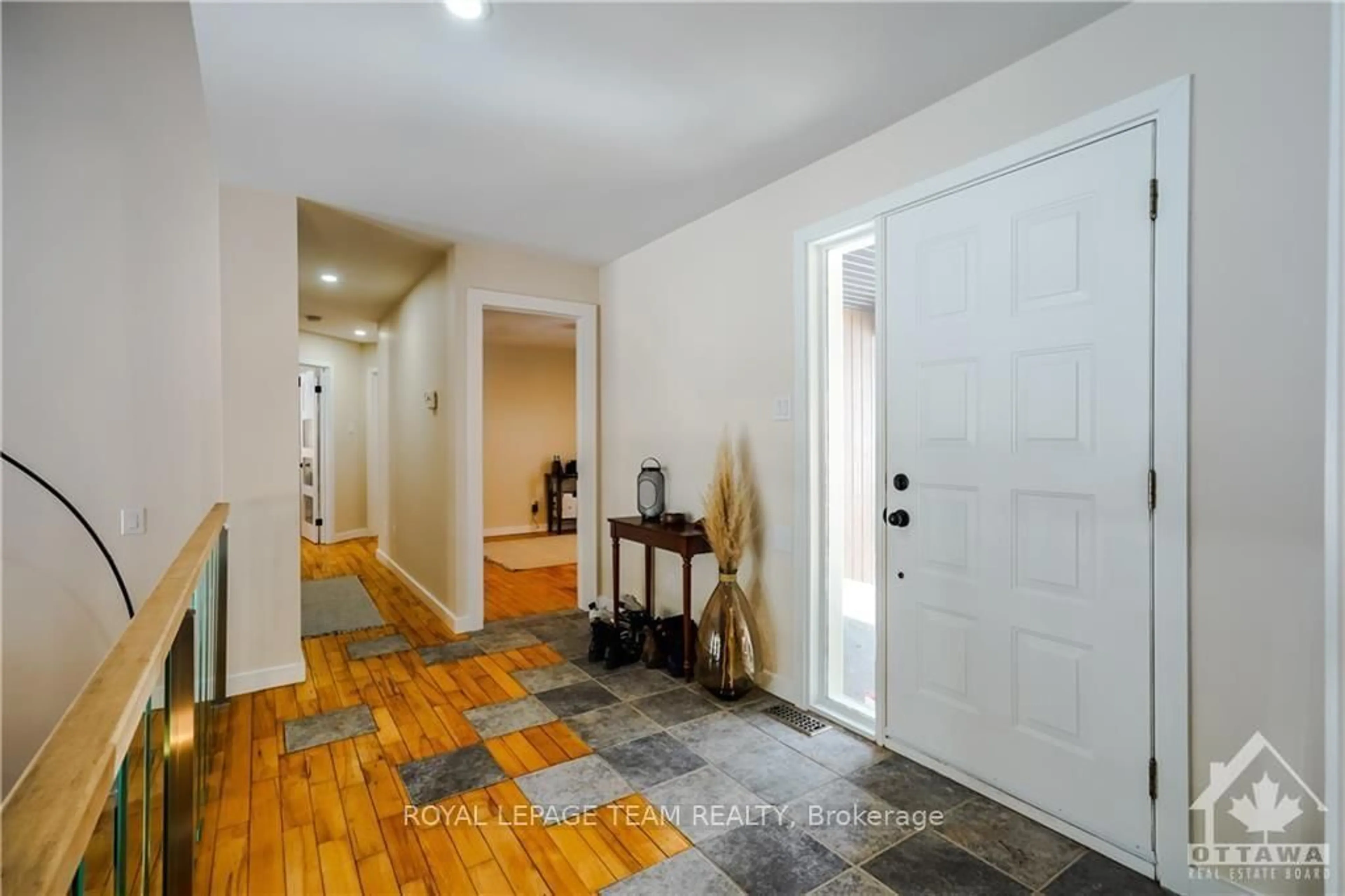 Indoor entryway for 3005 TOMPKINS Rd, North Grenville Ontario K0G 1J0