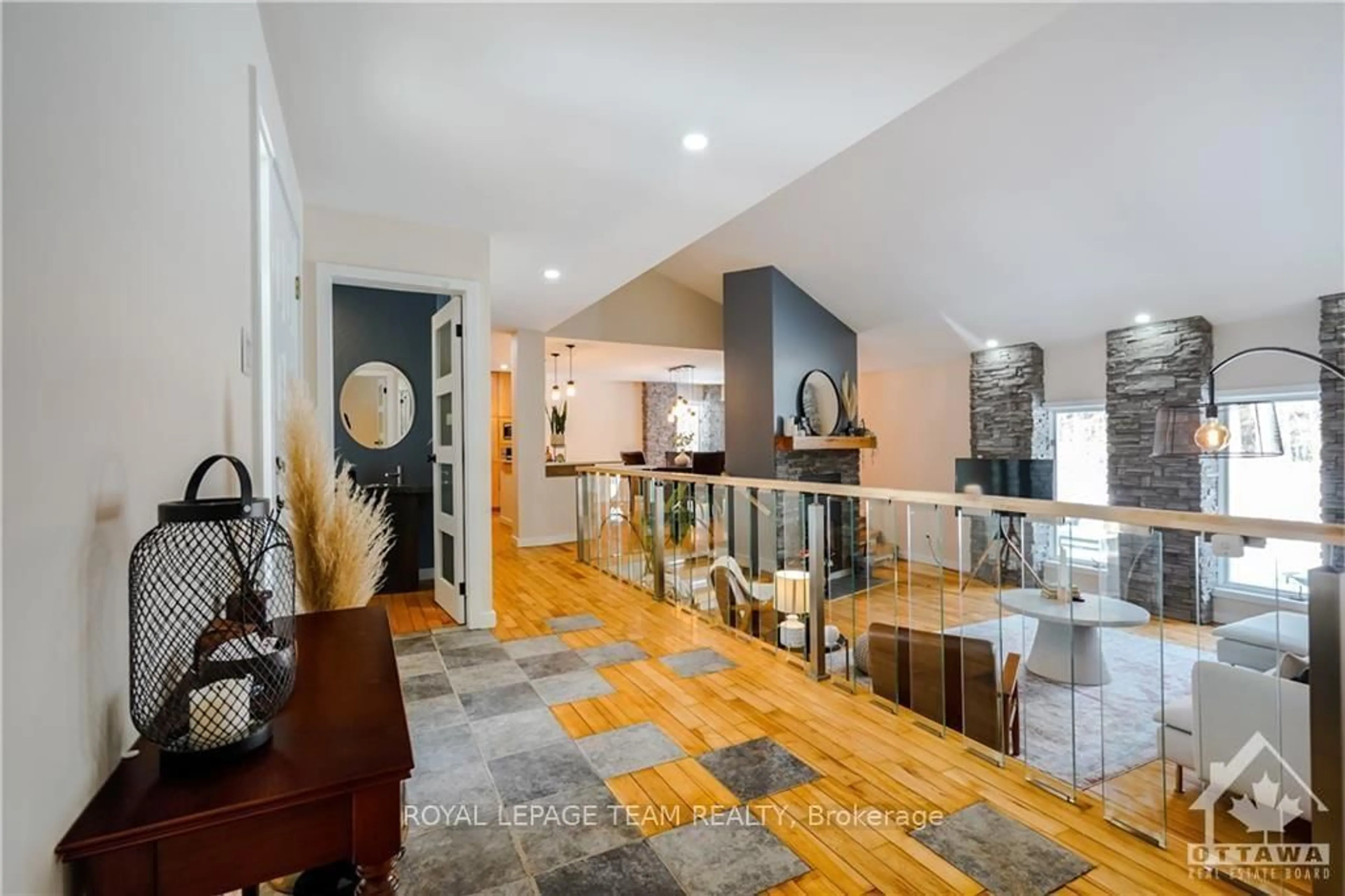 Indoor foyer for 3005 TOMPKINS Rd, North Grenville Ontario K0G 1J0