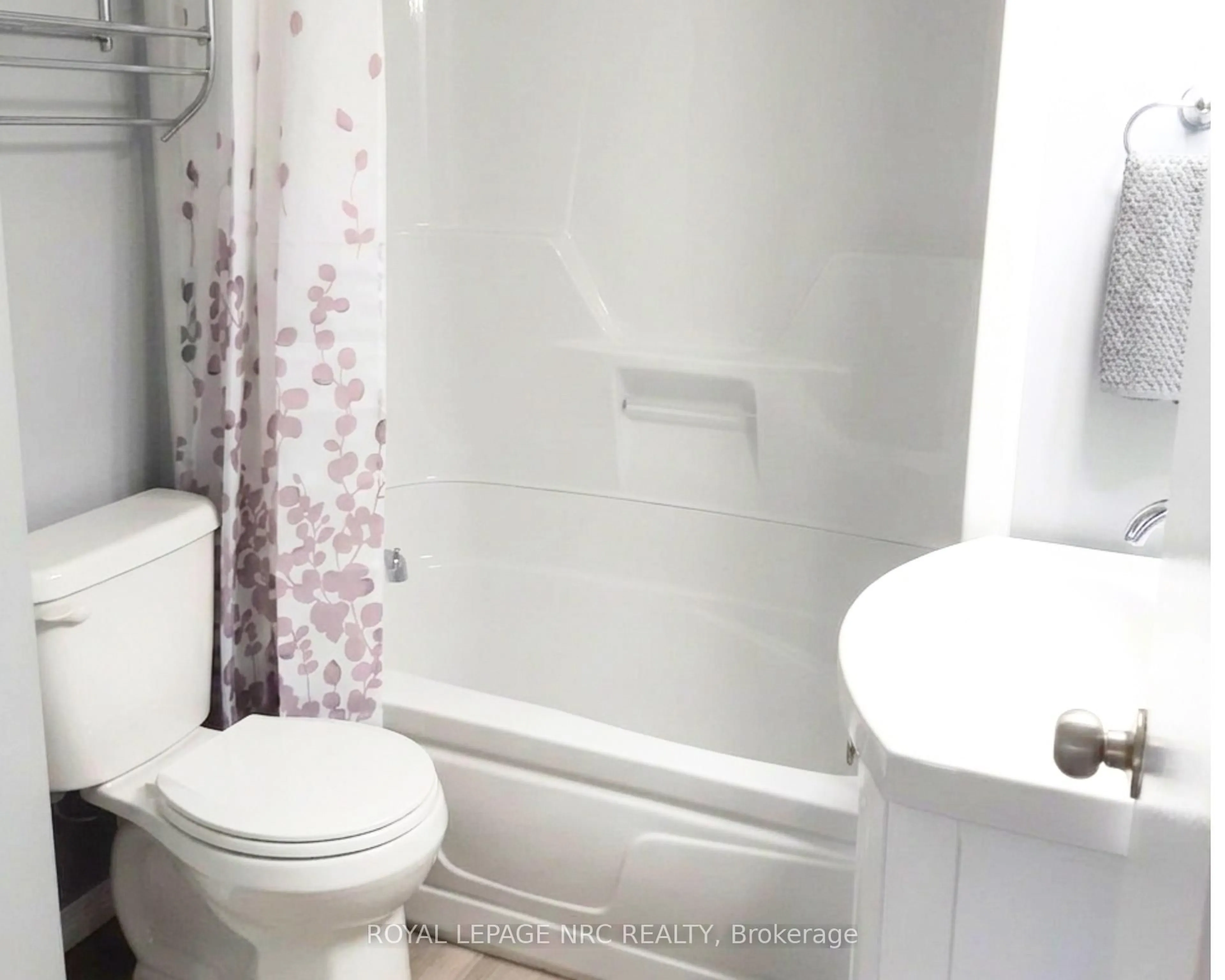 Standard bathroom, unknown for 267 Mcalpine Ave, Welland Ontario L3B 1T8