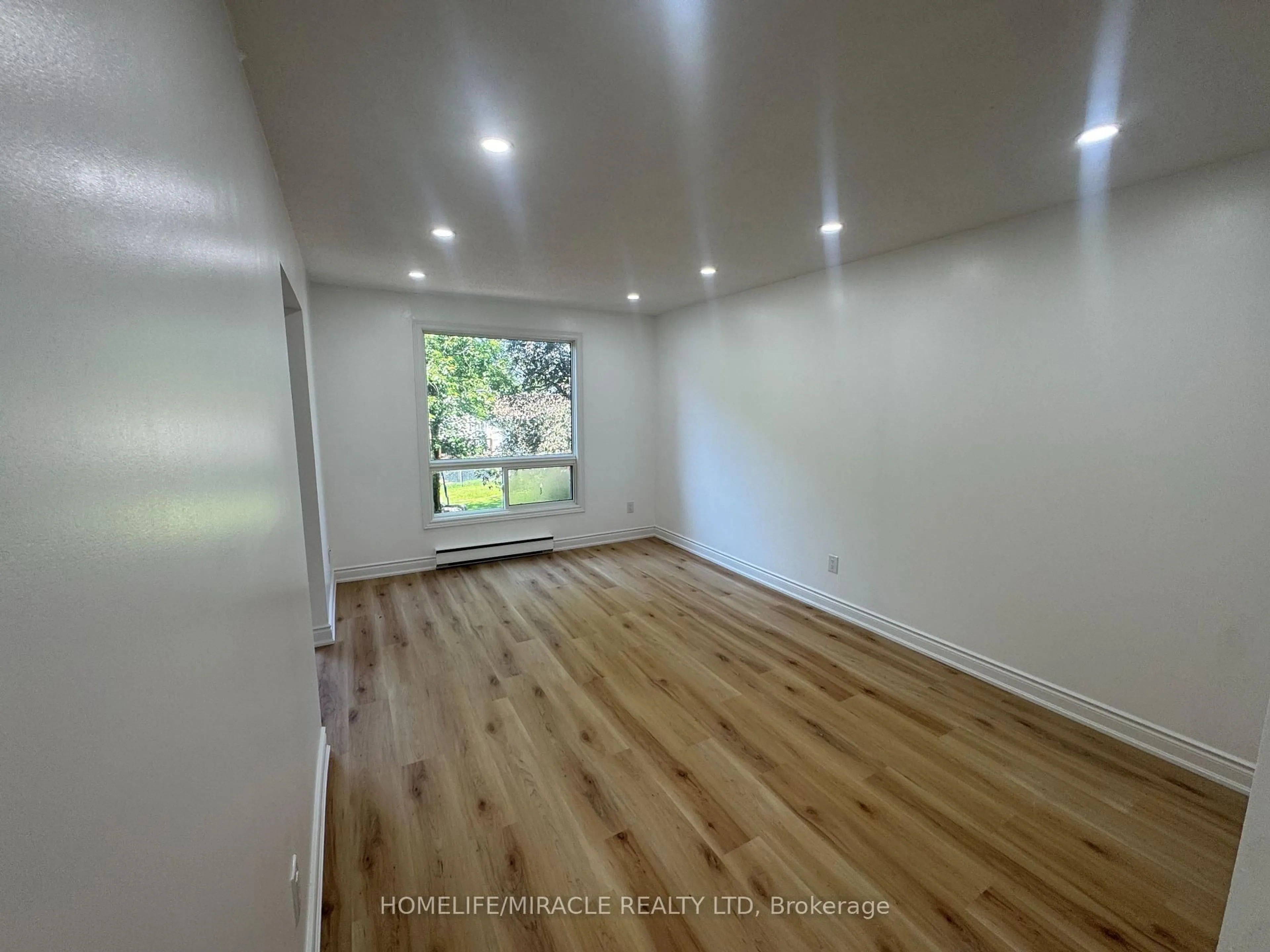 A pic of a room for 893 Lakeshore Dr #6, North Bay Ontario P1A 2H1