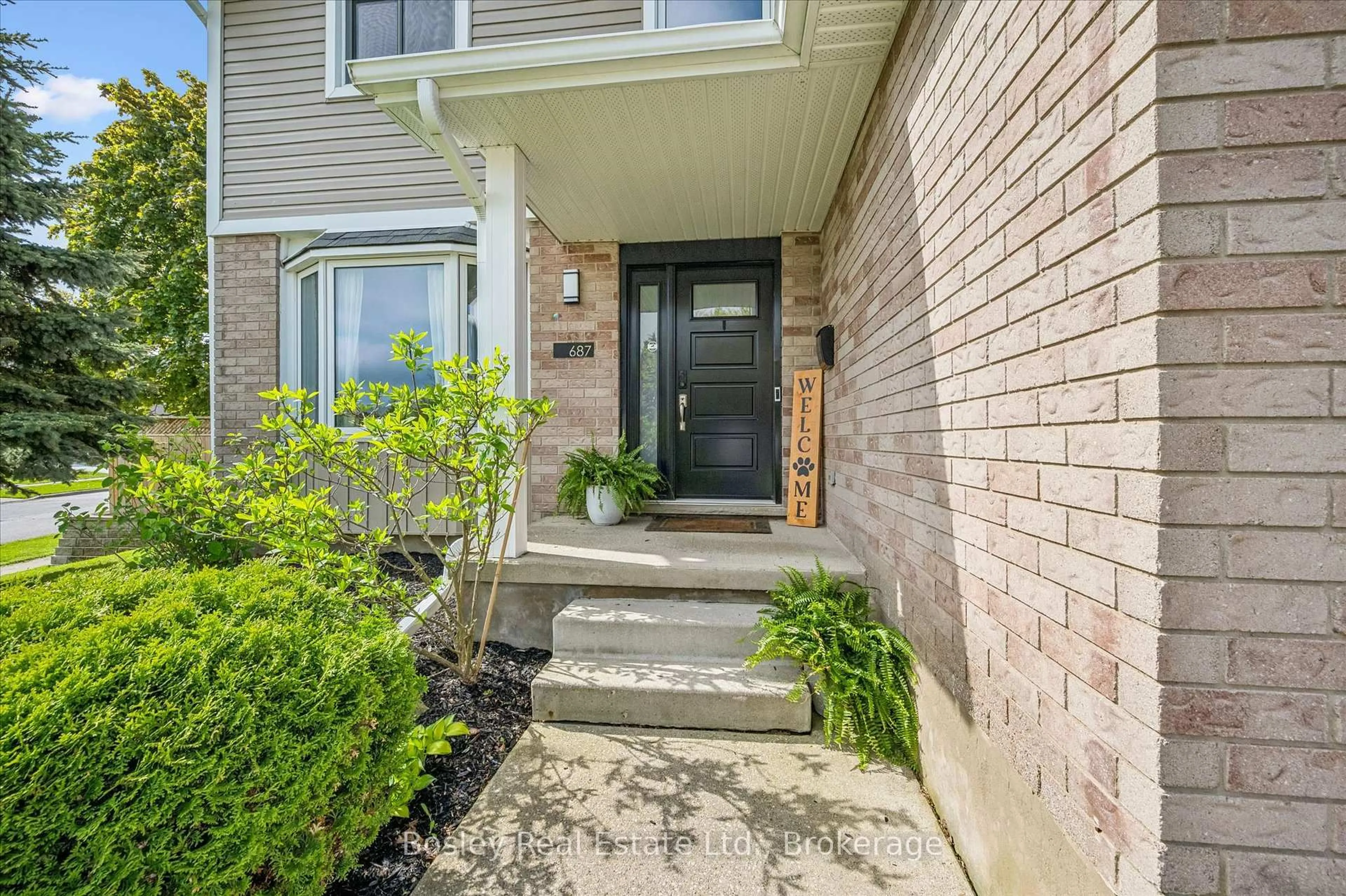 Indoor entryway for 687 Champlain Blvd, Cambridge Ontario N1R 7Z8