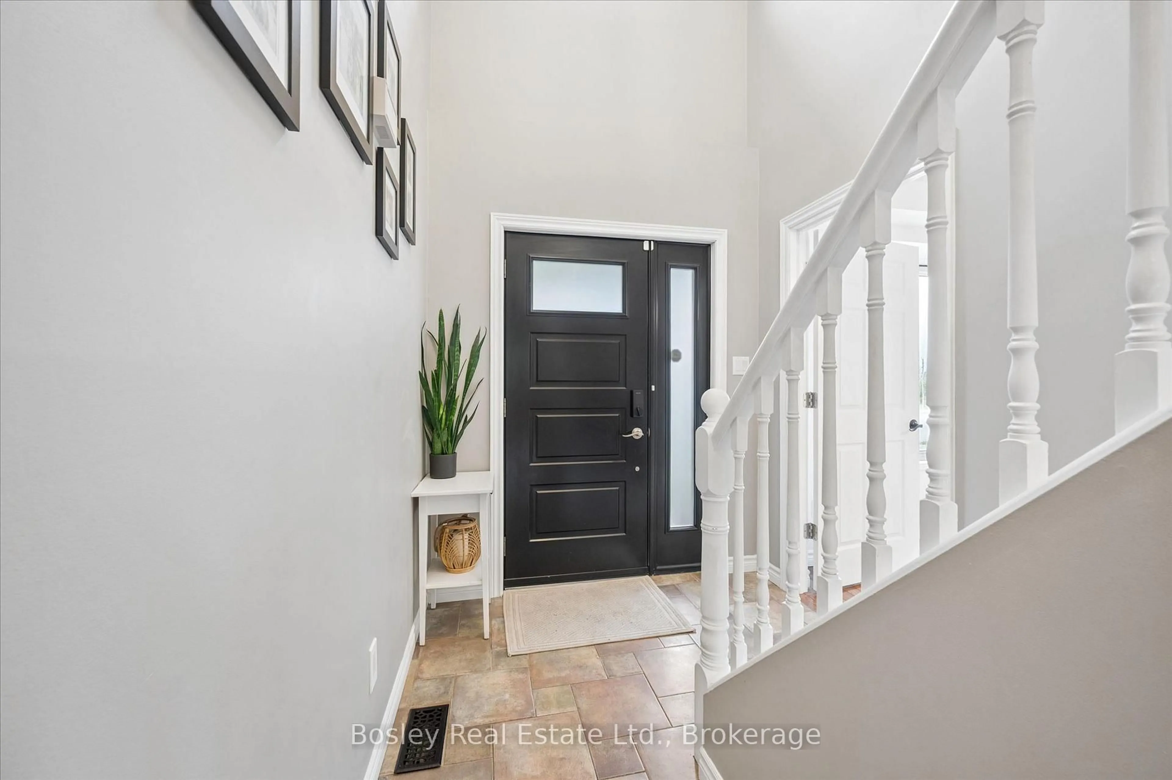 Indoor entryway for 687 Champlain Blvd, Cambridge Ontario N1R 7Z8