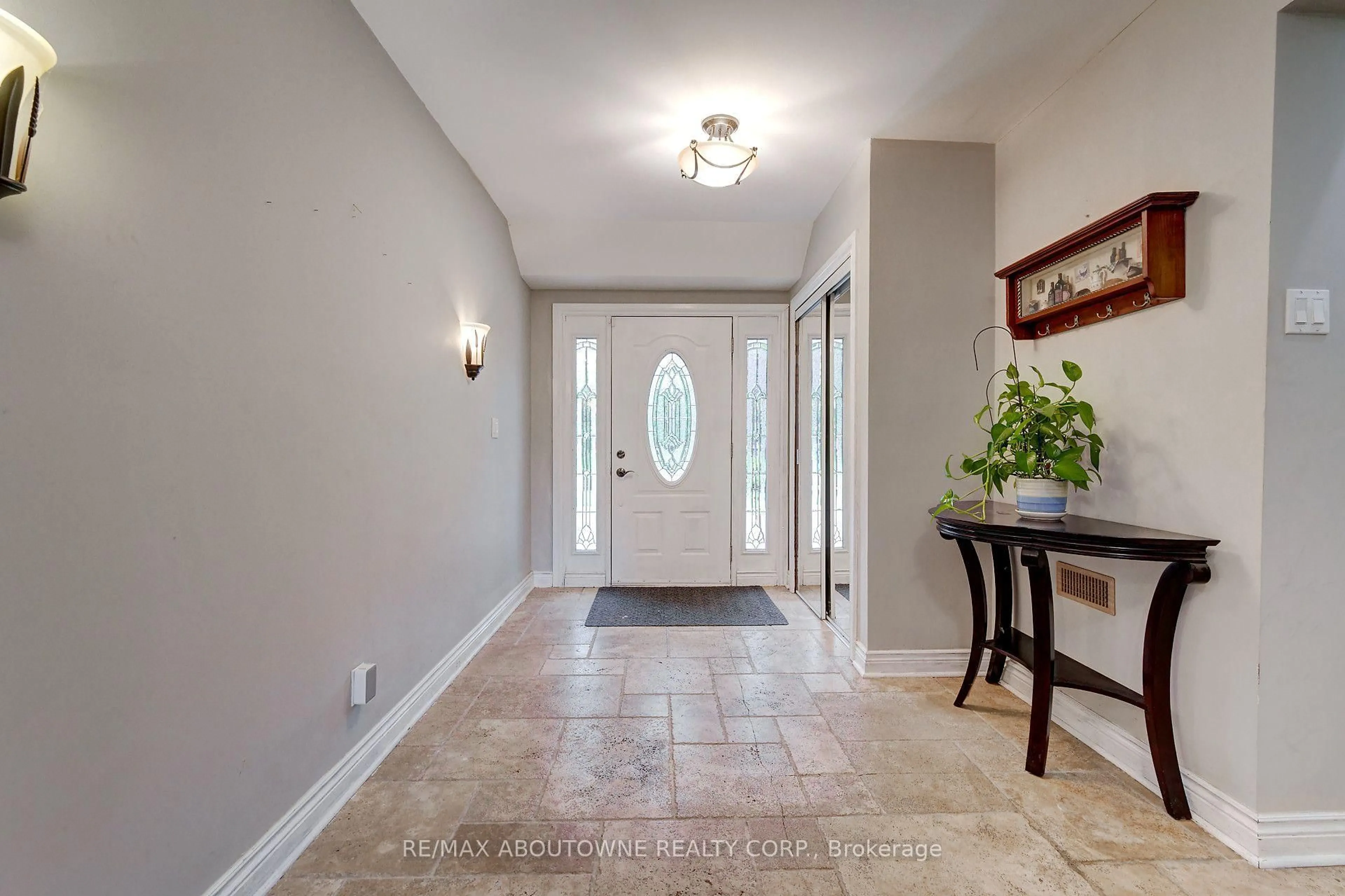 Indoor entryway for 178 Carlisle Rd, Hamilton Ontario L0R 1H2