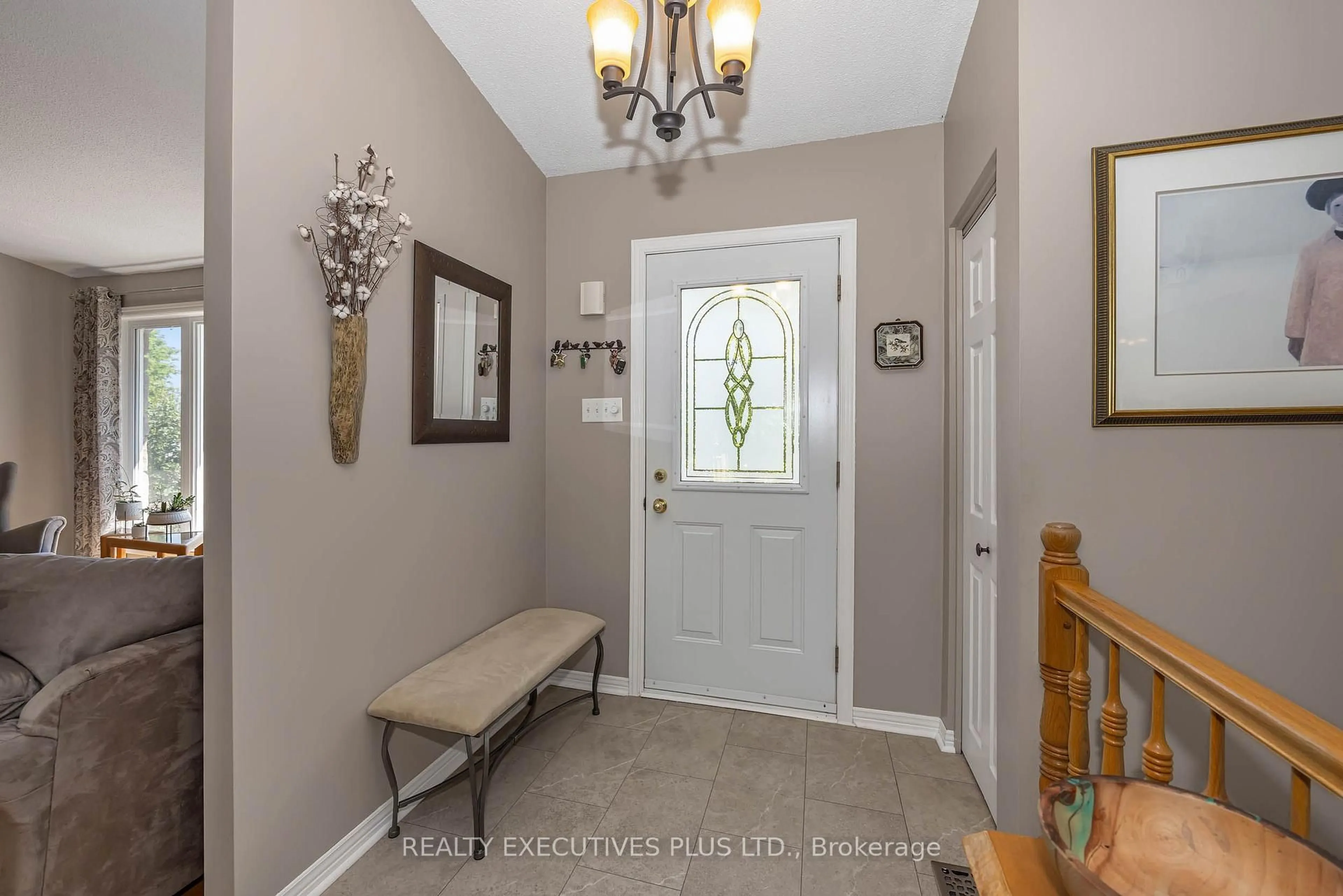 Indoor entryway for 3896 Schnupp Rd, Clarence-Rockland Ontario K0A 1E0