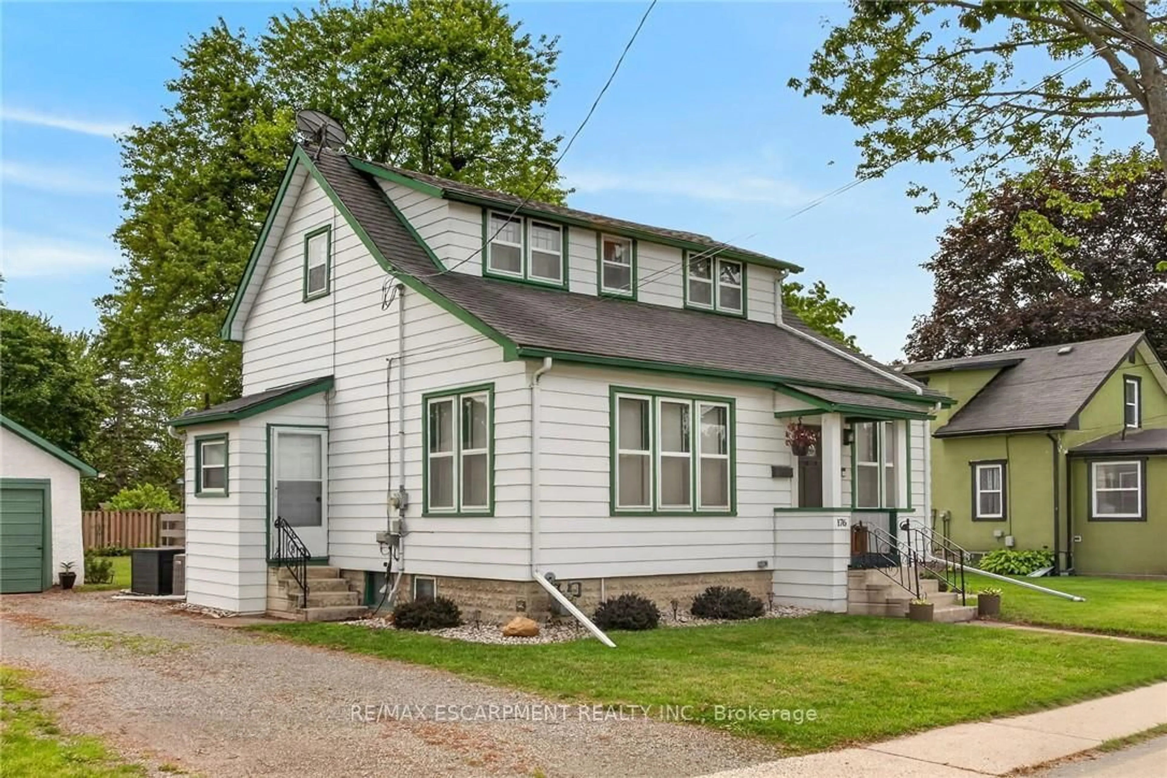 Home with vinyl exterior material, street for 176 Cross St, Haldimand Ontario N1A 1B8
