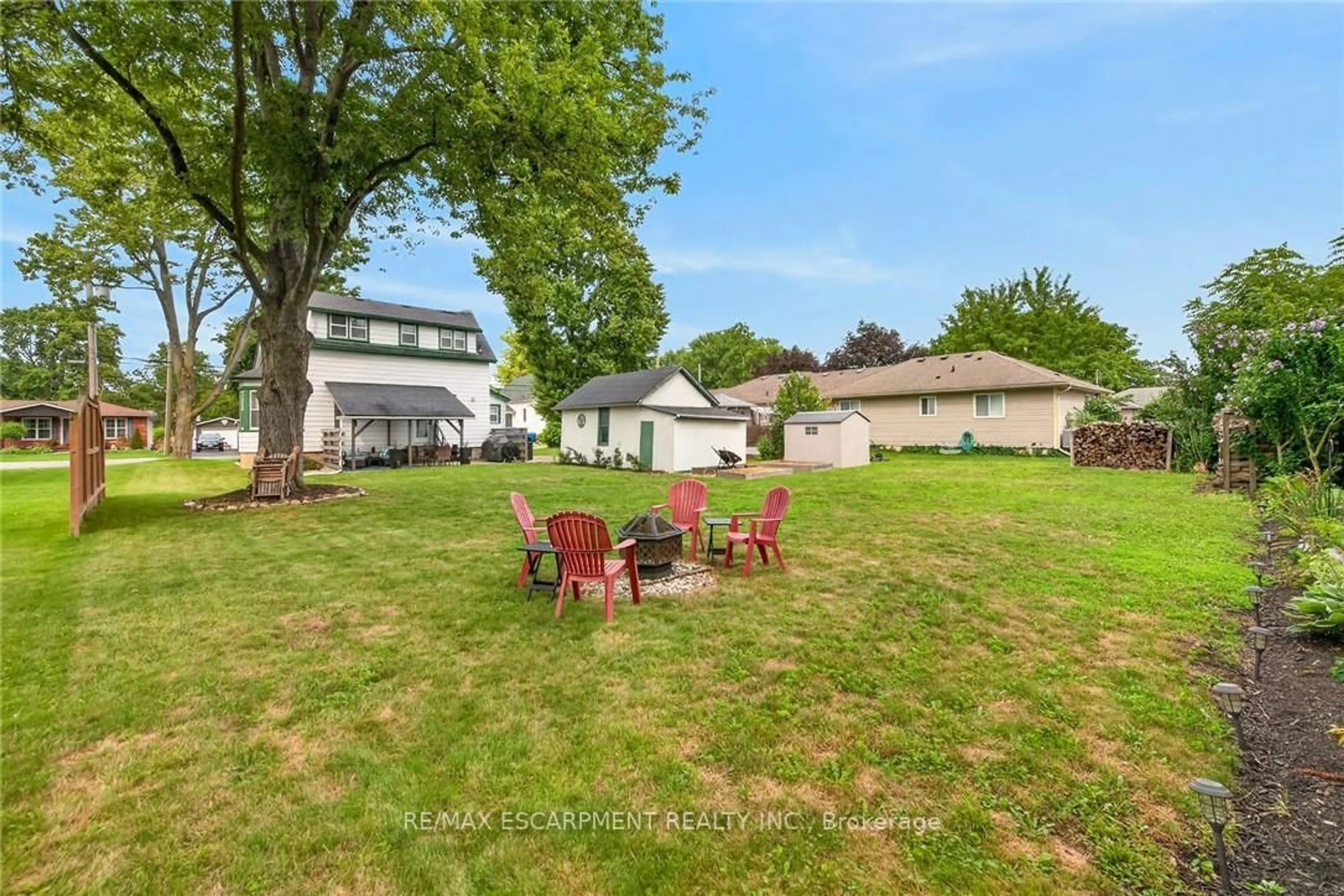 A pic from outside/outdoor area/front of a property/back of a property/a pic from drone, water/lake/river/ocean view for 176 Cross St, Haldimand Ontario N1A 1B8