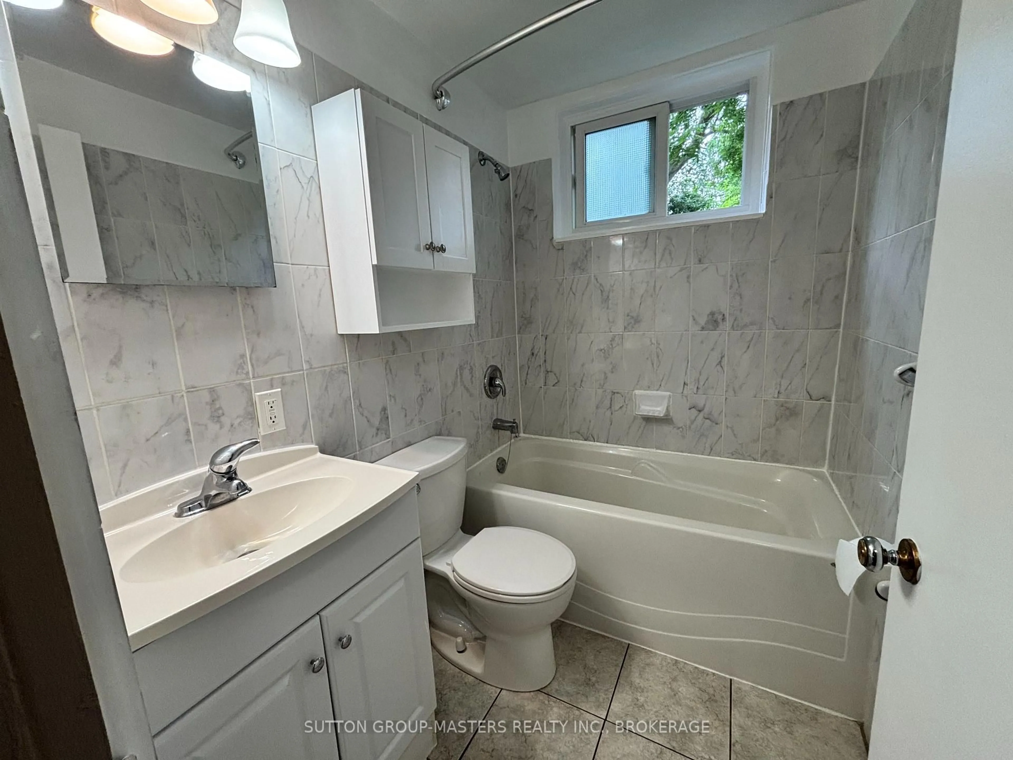 Standard bathroom, ceramic/tile floor for 476 Albert St, Kingston Ontario K7L 3W3