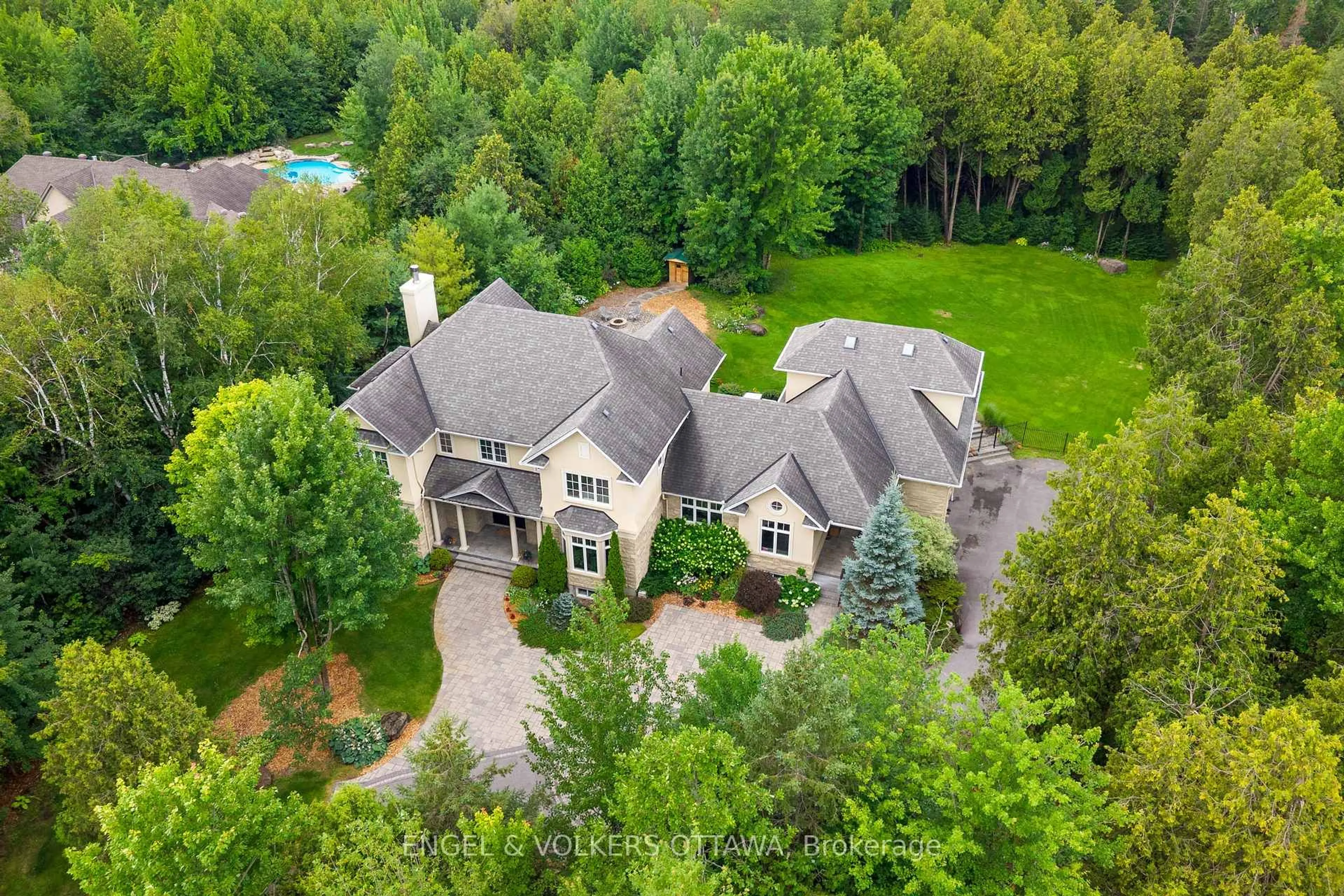 A pic from outside/outdoor area/front of a property/back of a property/a pic from drone, unknown for 1408 Blackhorse Crt, Manotick Ontario K4M 0A6
