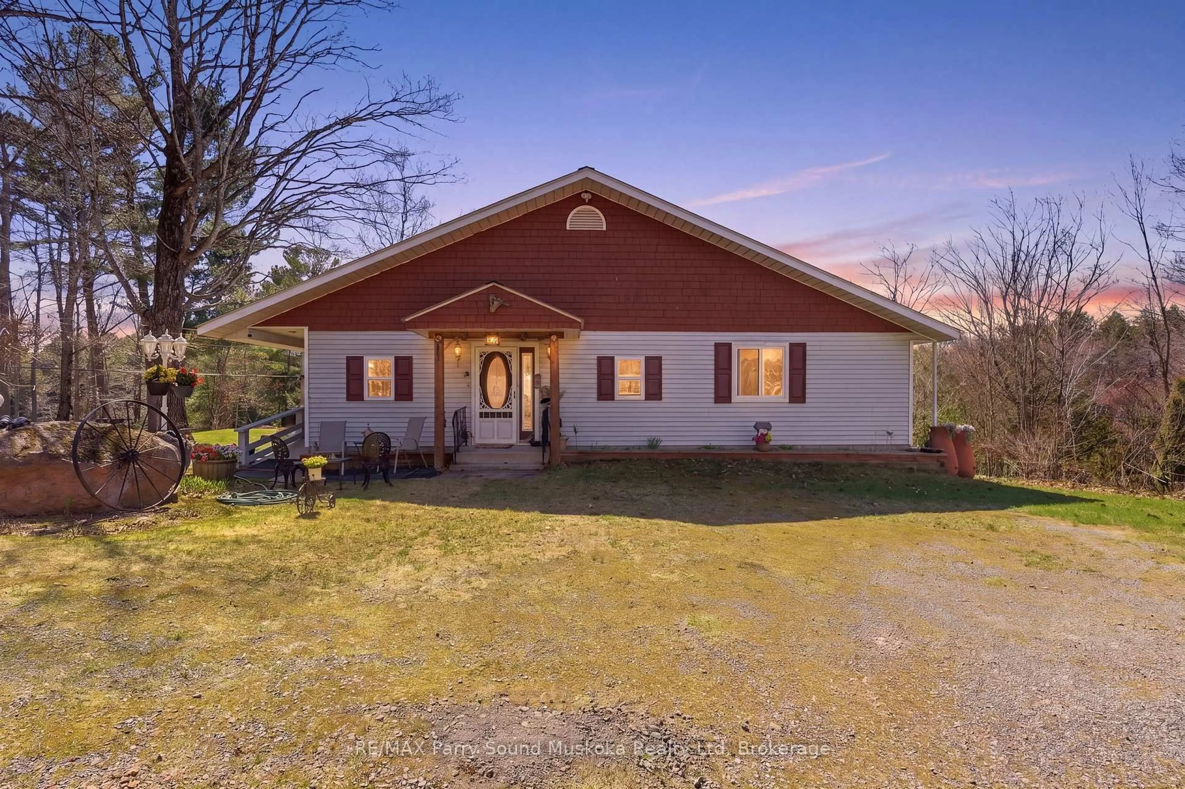 A pic from outside/outdoor area/front of a property/back of a property/a pic from drone, building for 39 LITTLE FINLAND Rd, Seguin Ontario P2A 0B2