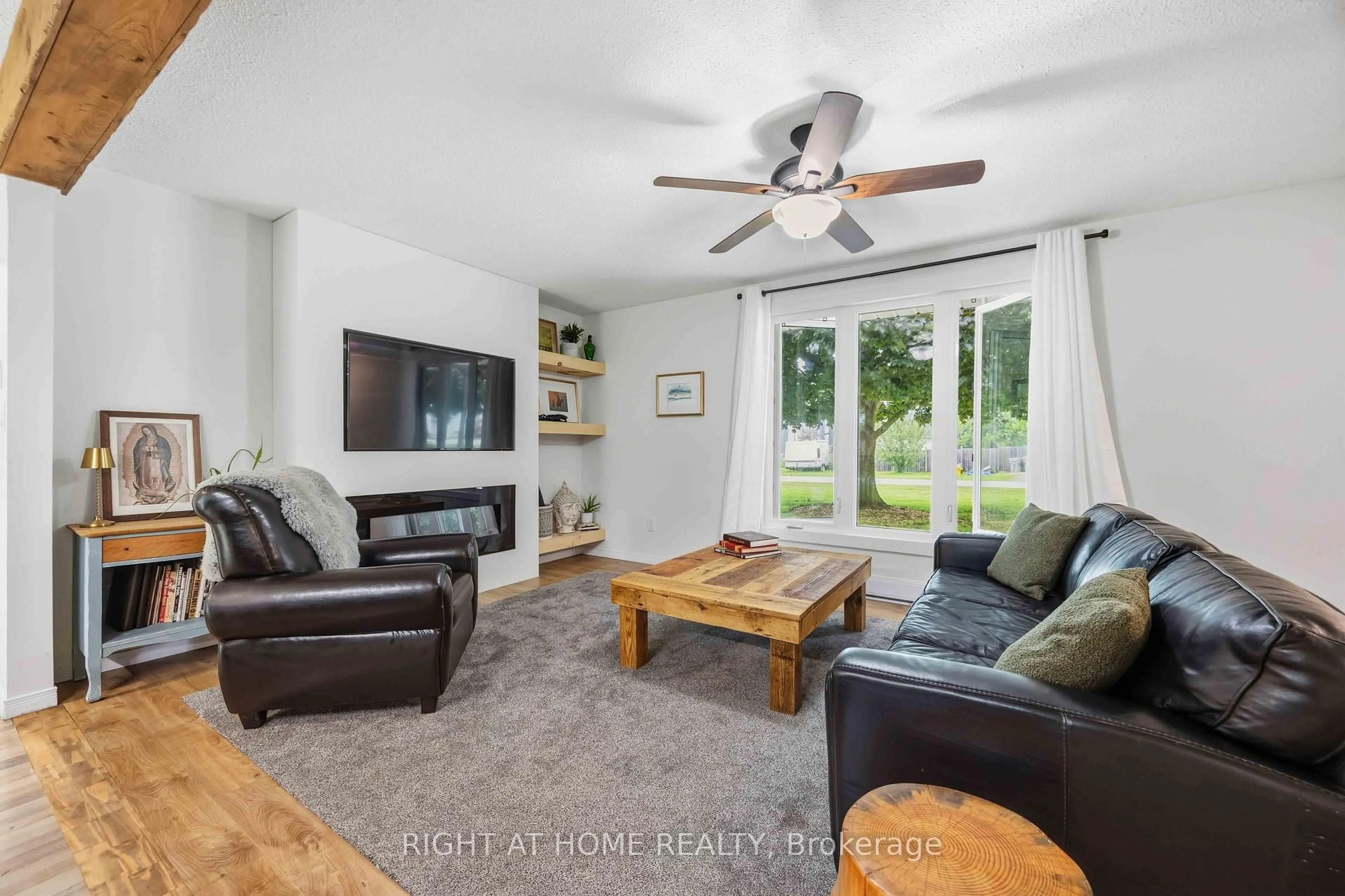 Living room with furniture, unknown for 3278 Morrell St, Brooke-Alvinston Ontario N0N 1A0