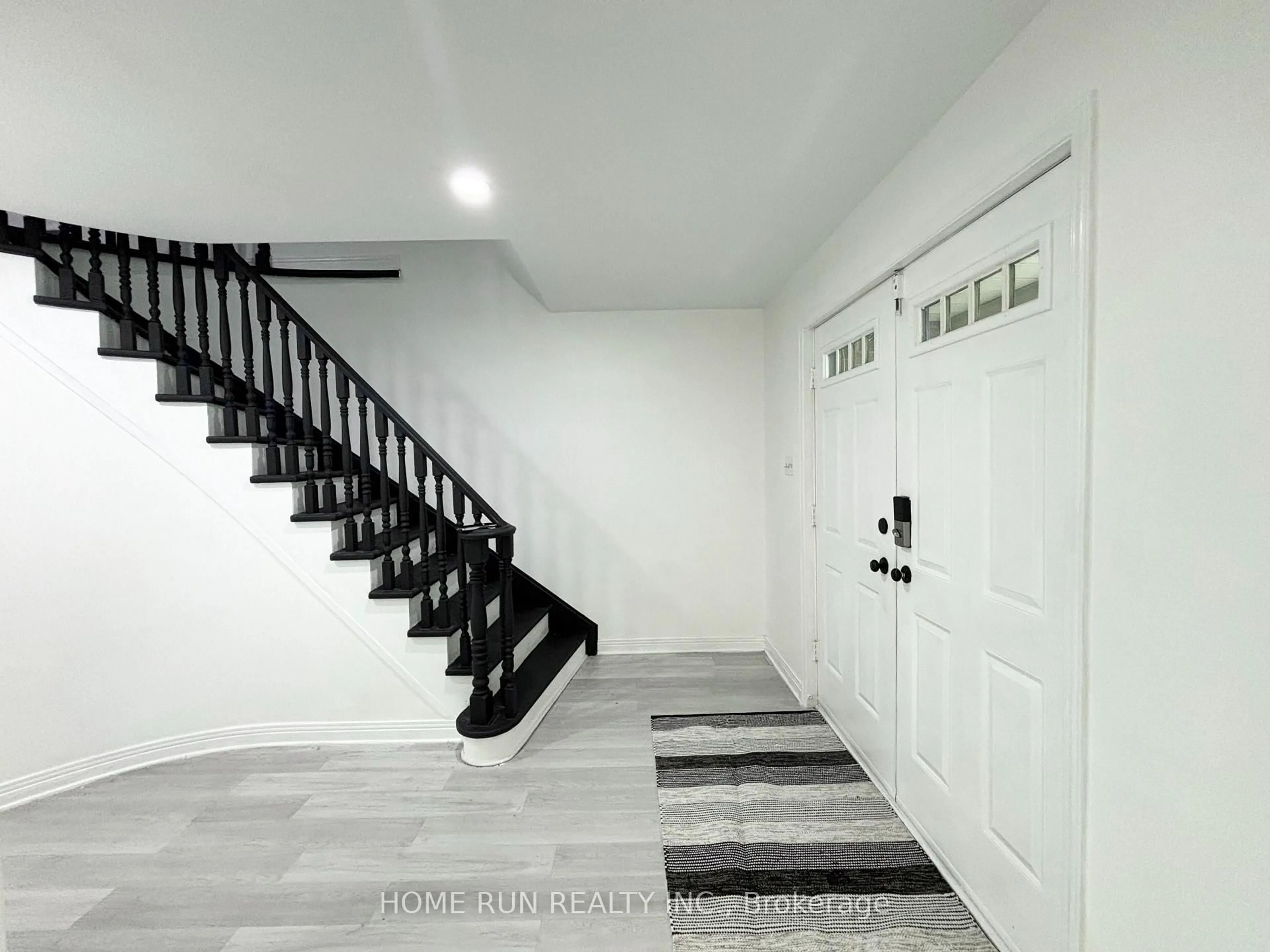 Indoor entryway for 10 Westchester Crt, Barrhaven Ontario K2J 3P9