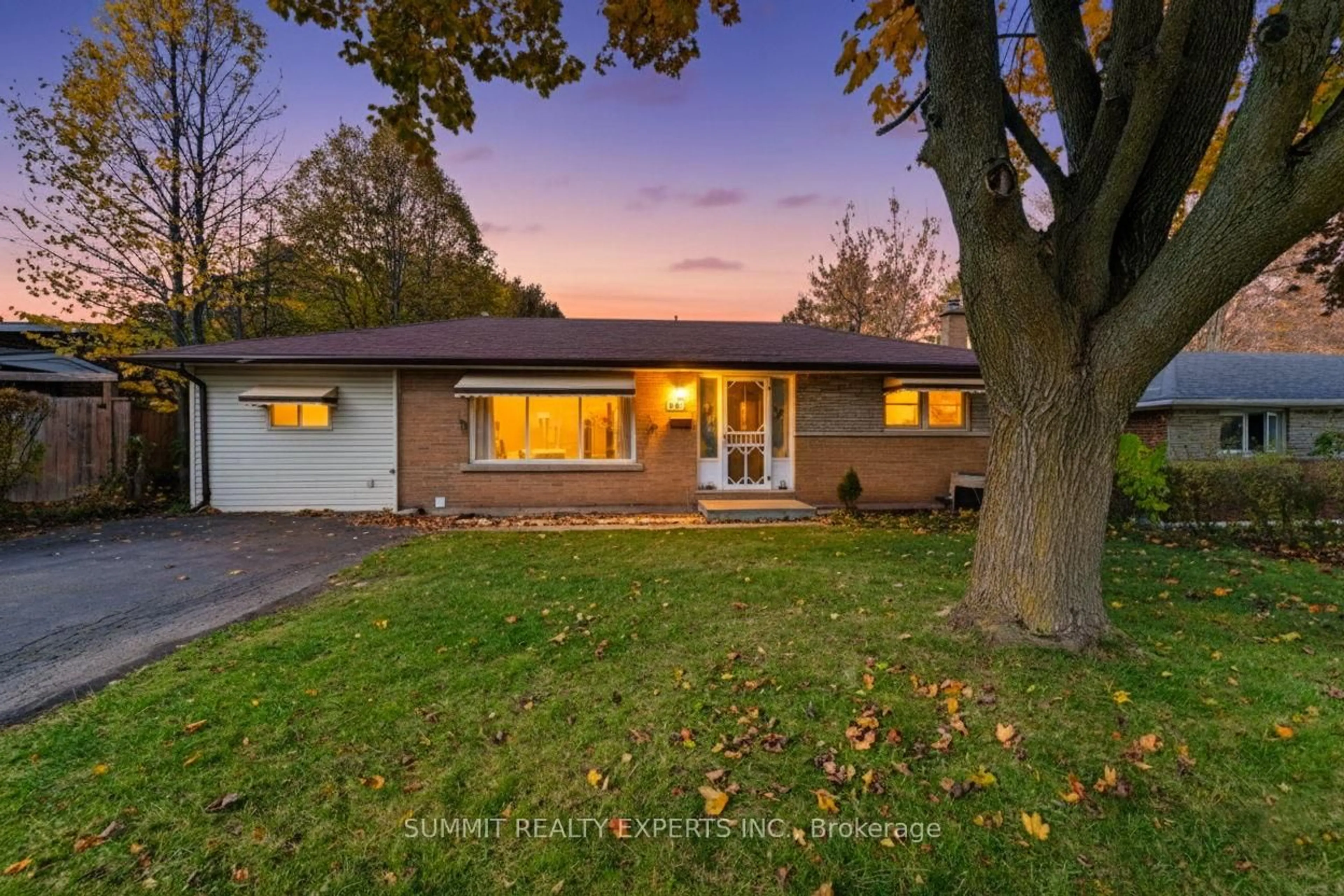 A pic from outside/outdoor area/front of a property/back of a property/a pic from drone, street for 893 CROMWELL St, Woodstock Ontario N4S 5B4