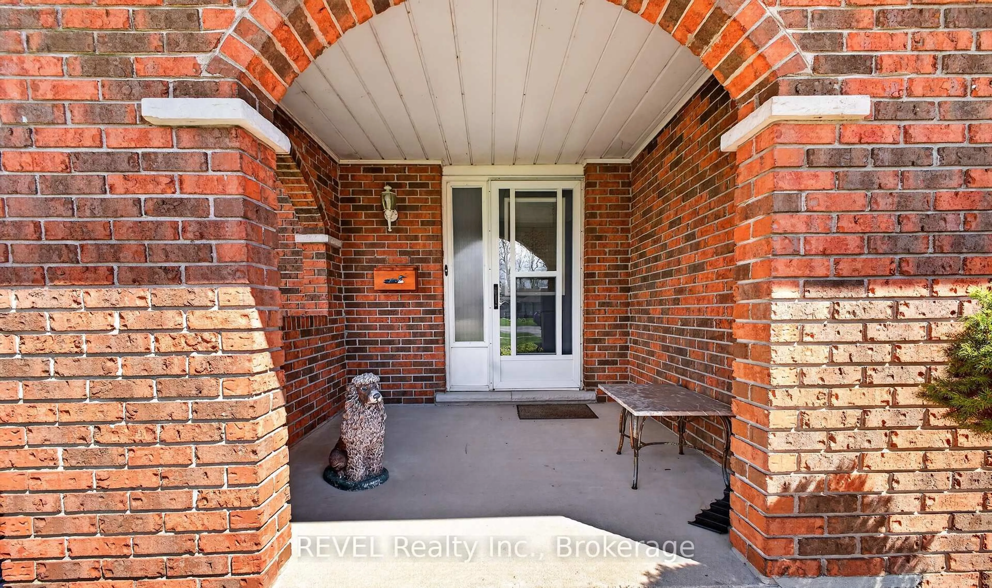 Indoor entryway for 698 Daytona Dr, Fort Erie Ontario L2A 4Z6