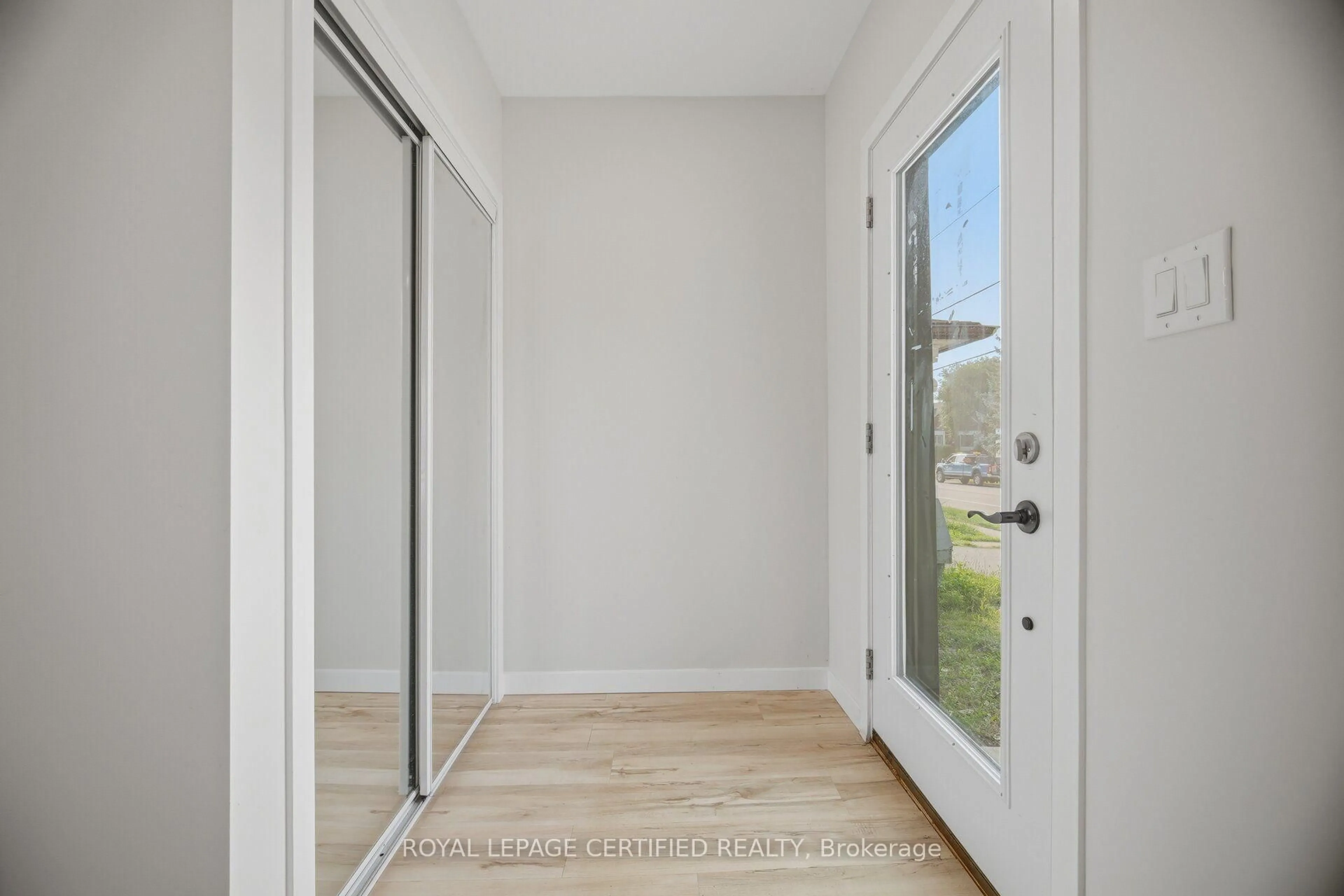 Indoor entryway for 5759 Robinson St, Niagara Falls Ontario L2G 2B3