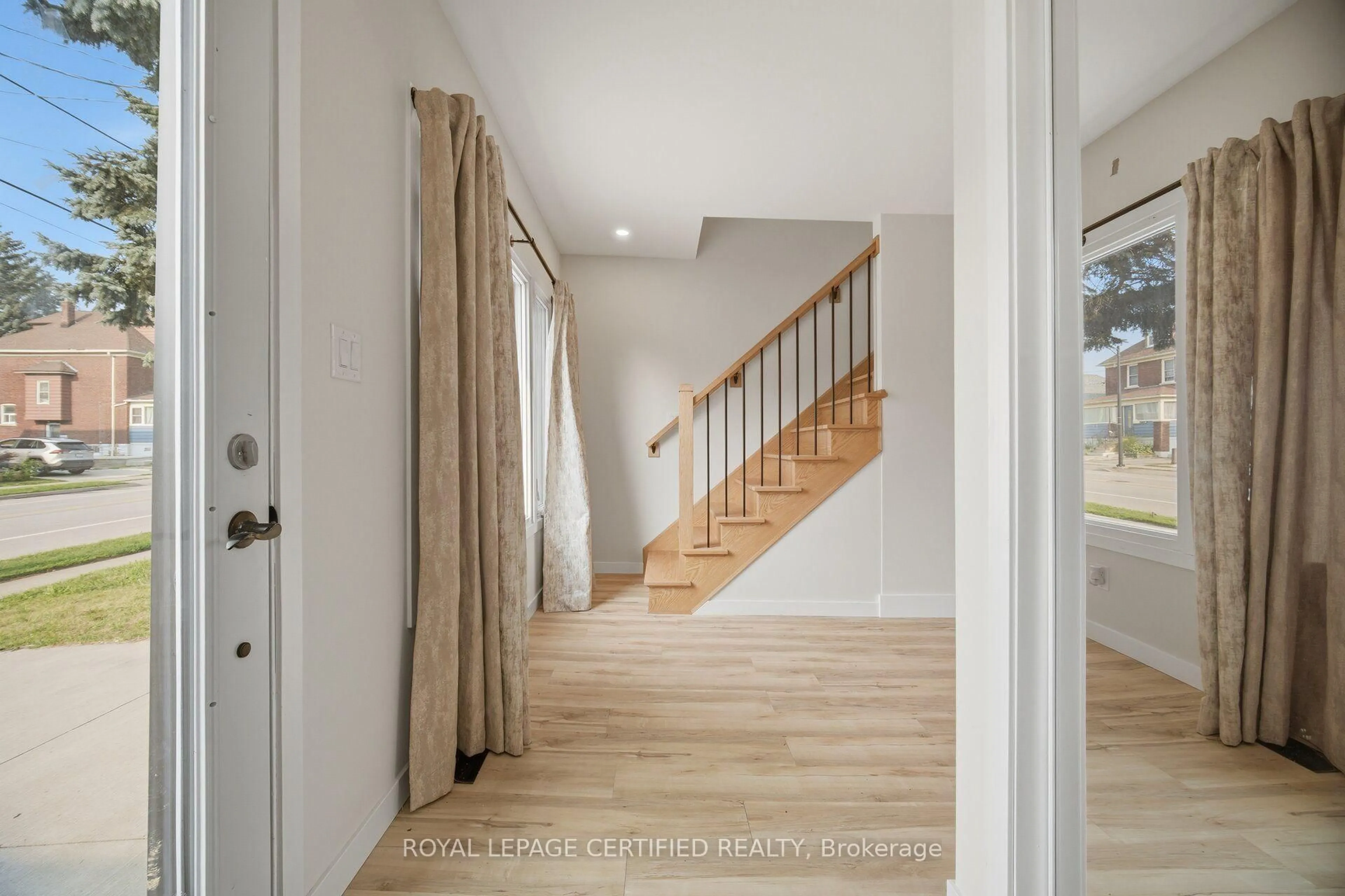 Indoor entryway for 5759 Robinson St, Niagara Falls Ontario L2G 2B3