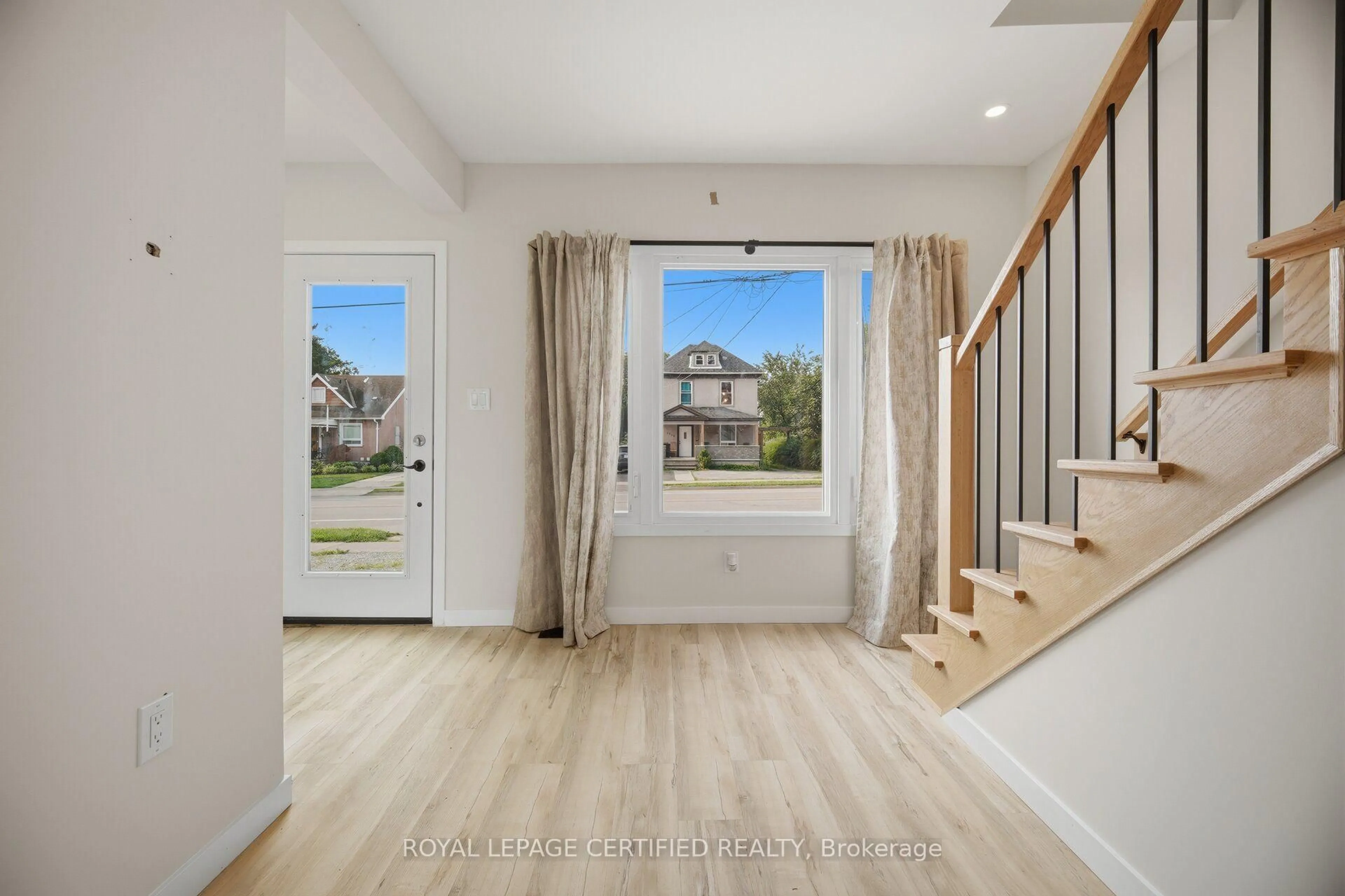 Indoor entryway for 5759 Robinson St, Niagara Falls Ontario L2G 2B3