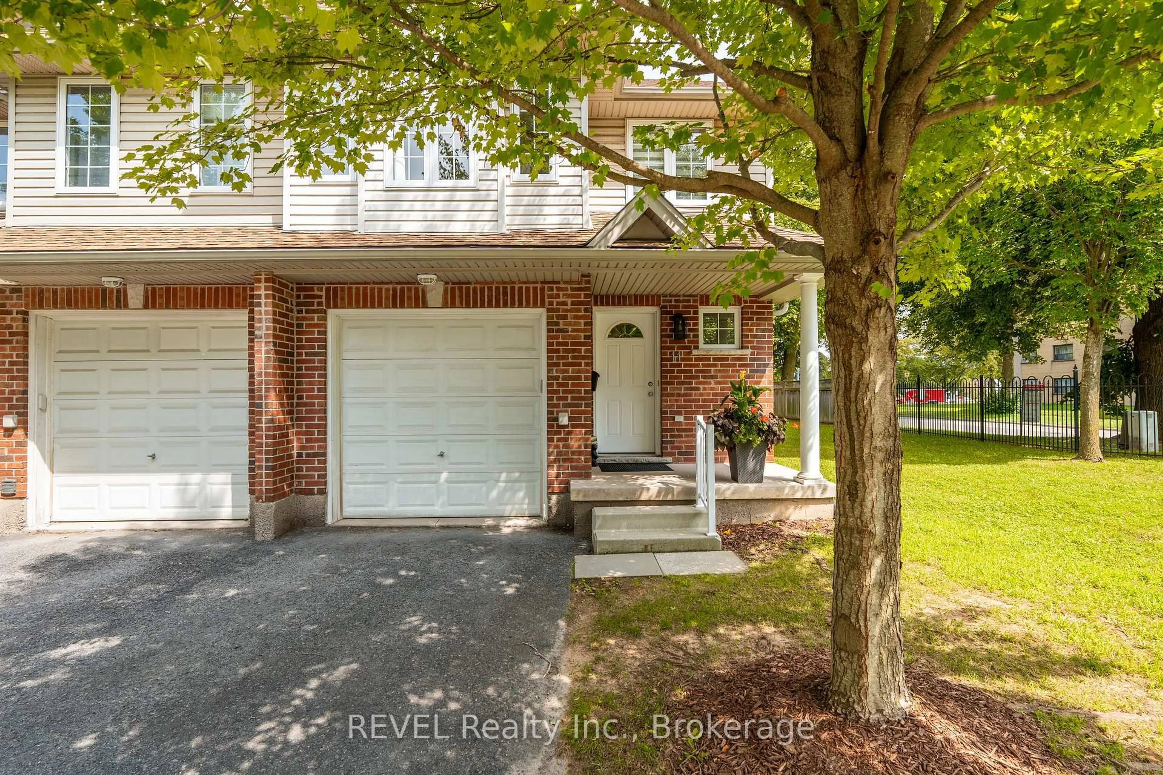 Home with brick exterior material, street for 11 - 6263 Valley Way, Niagara Falls Ontario L2E 0A1