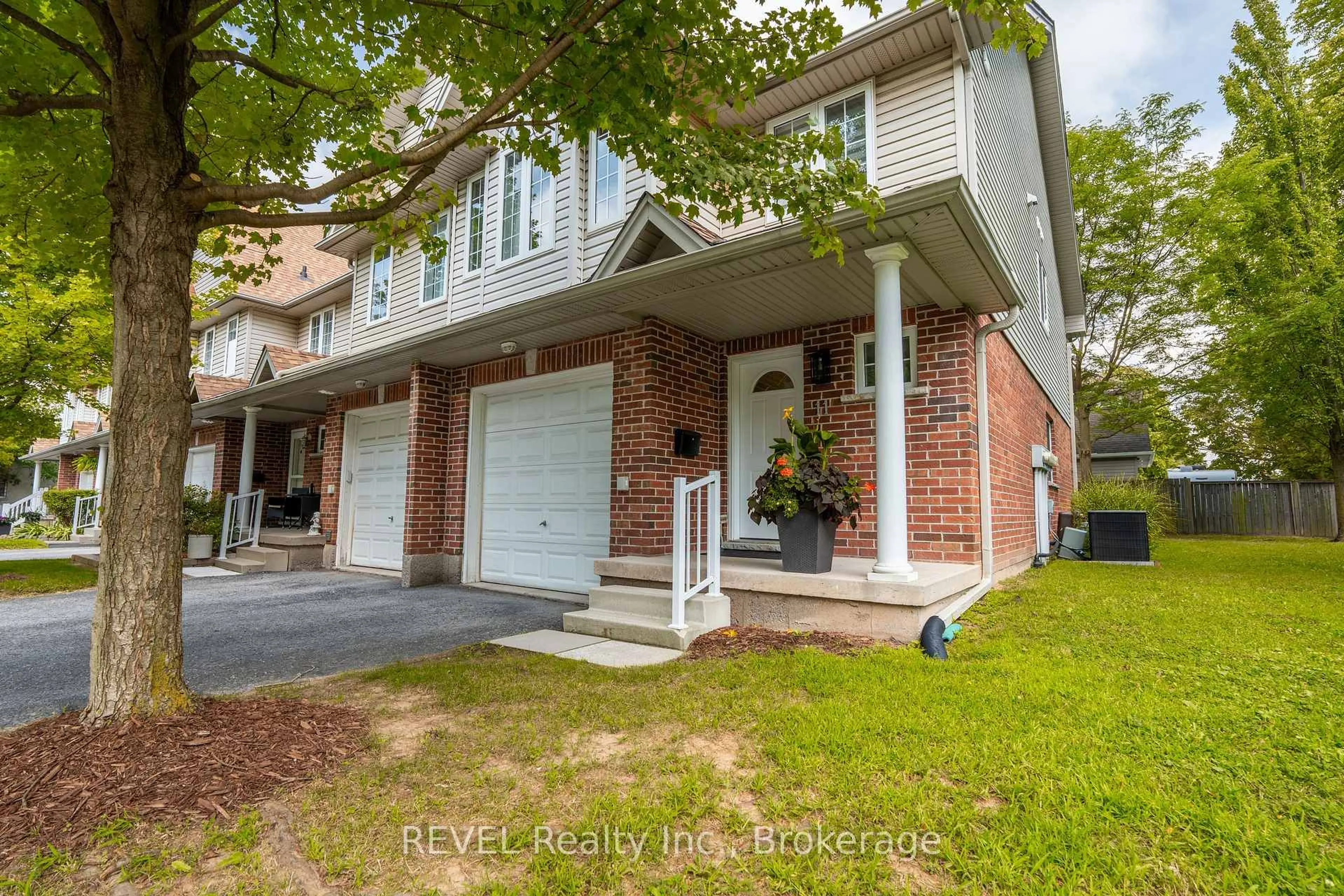 Home with brick exterior material, street for 11 - 6263 Valley Way, Niagara Falls Ontario L2E 0A1