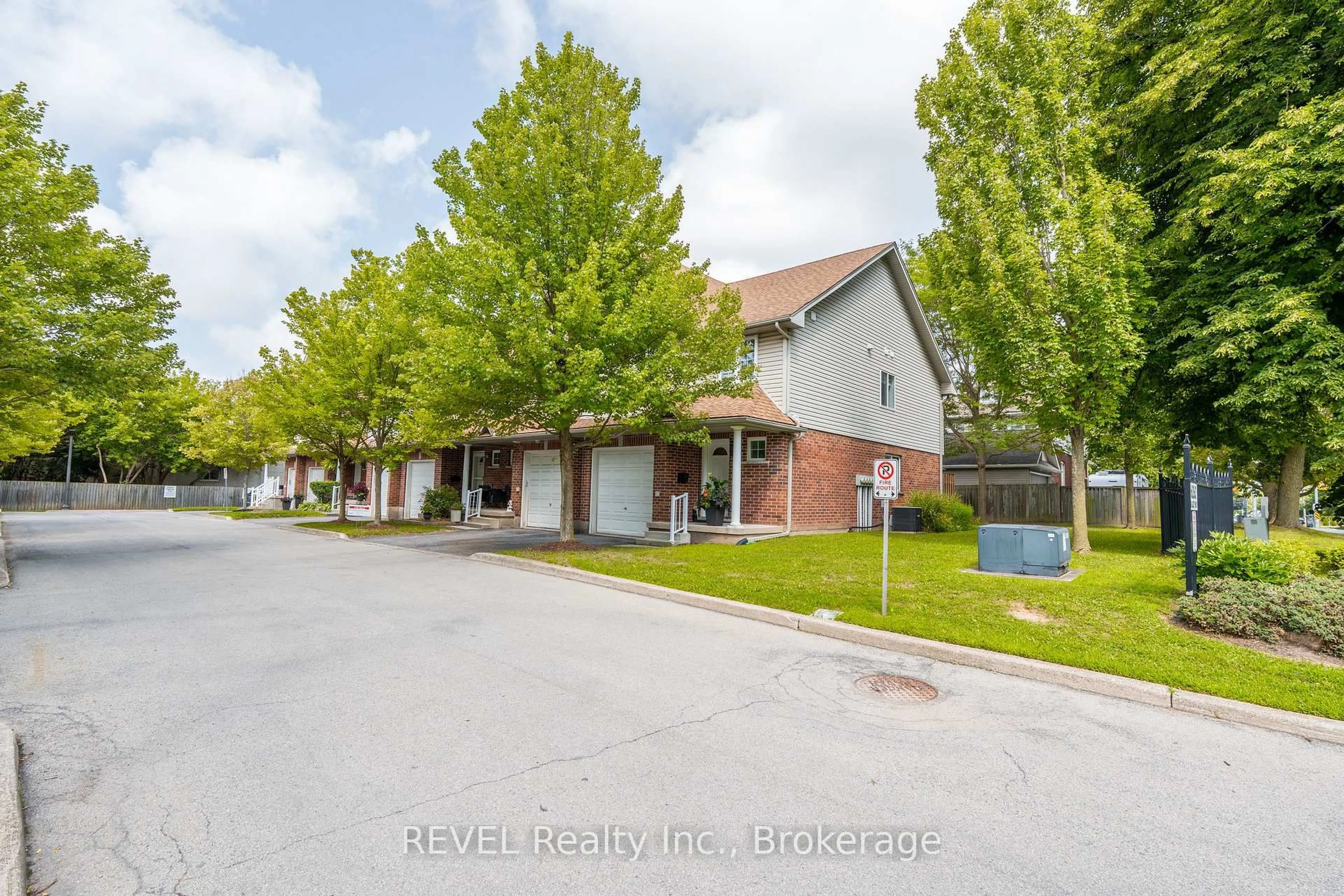 Patio, street for 11 - 6263 Valley Way, Niagara Falls Ontario L2E 0A1