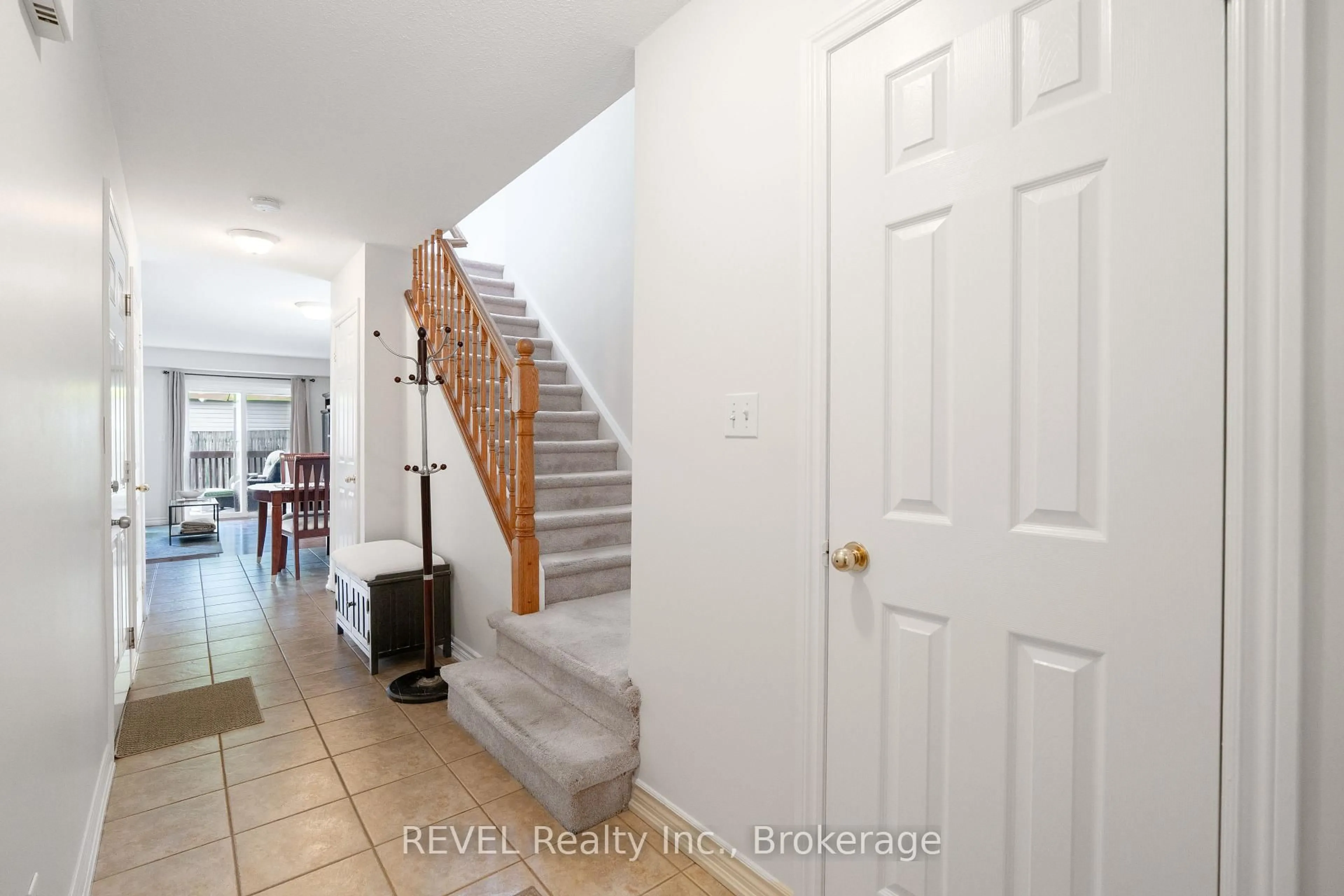 Indoor entryway for 11 - 6263 Valley Way, Niagara Falls Ontario L2E 0A1