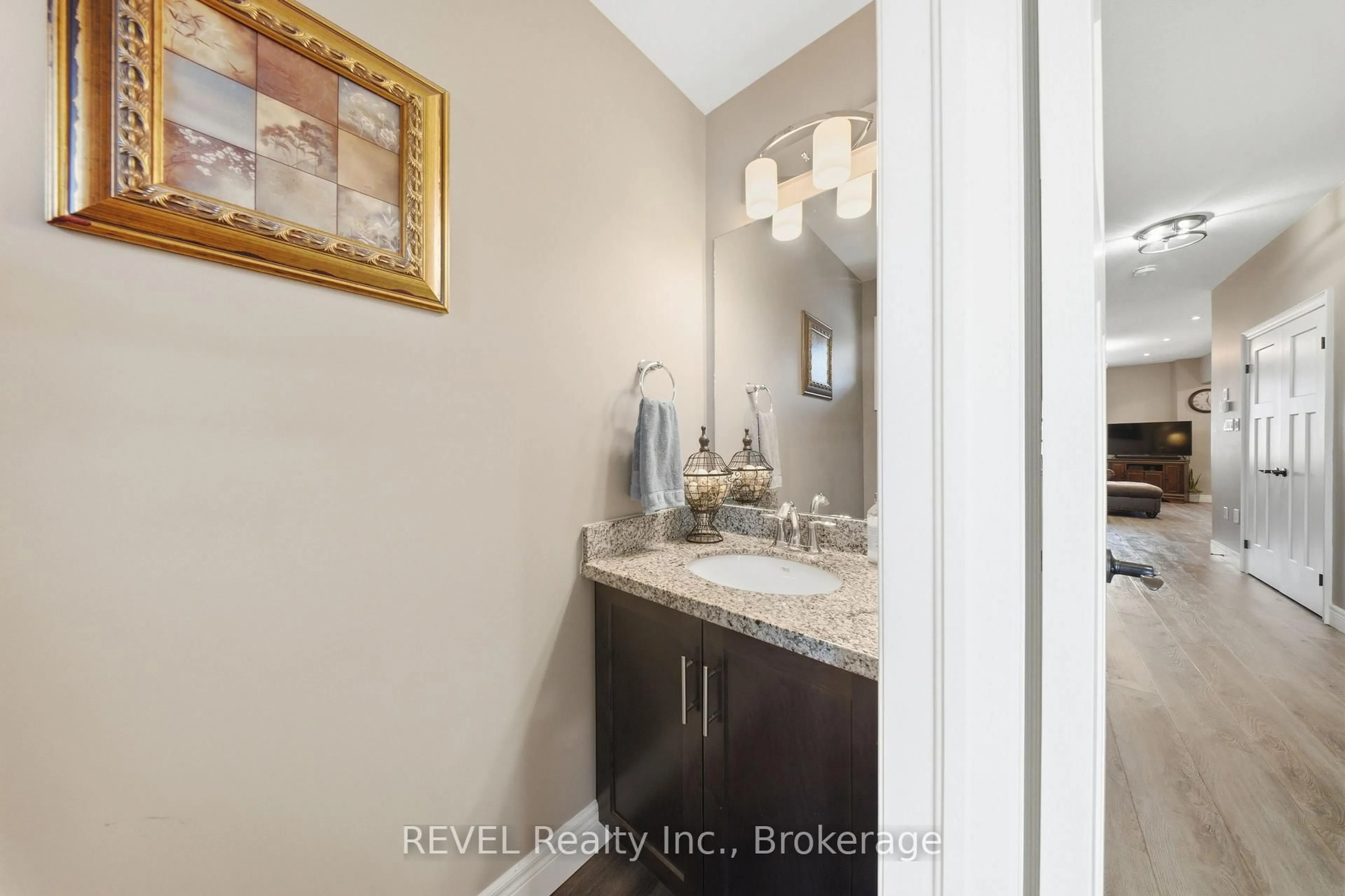 Standard bathroom, ceramic/tile floor for 38 Dennis Dr, West Lincoln Ontario L0R 2A0