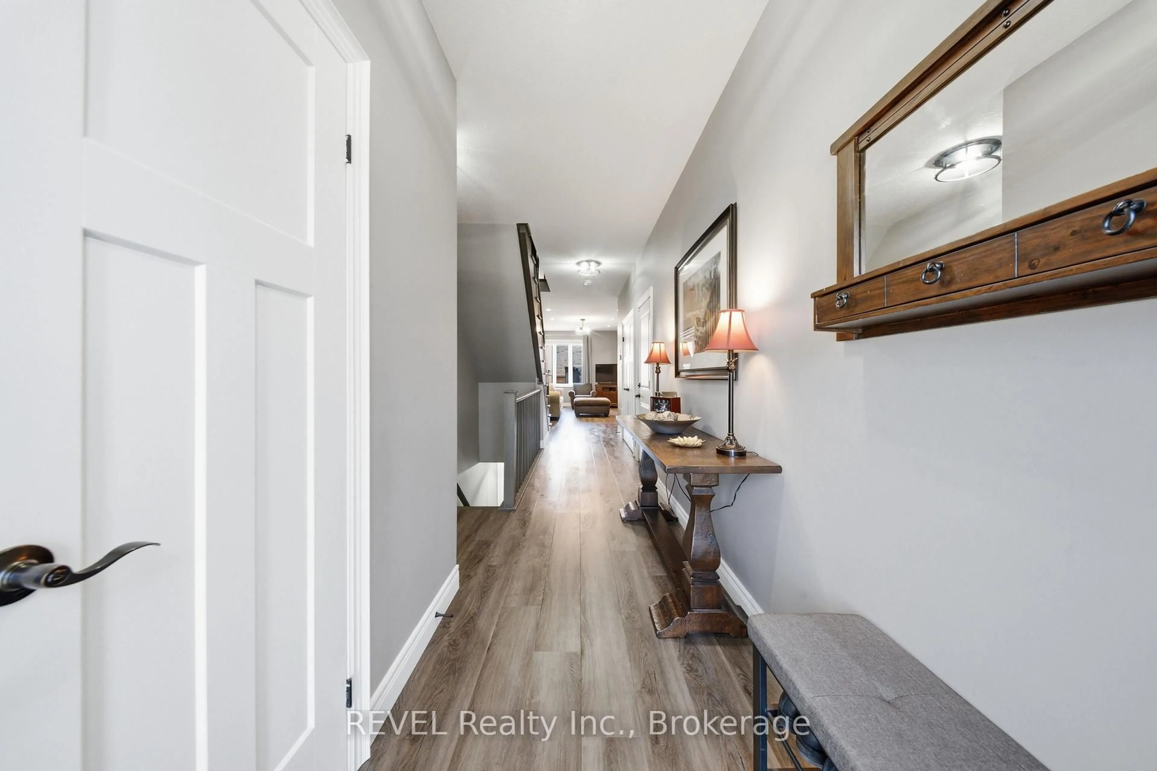 Indoor entryway for 38 Dennis Dr, West Lincoln Ontario L0R 2A0