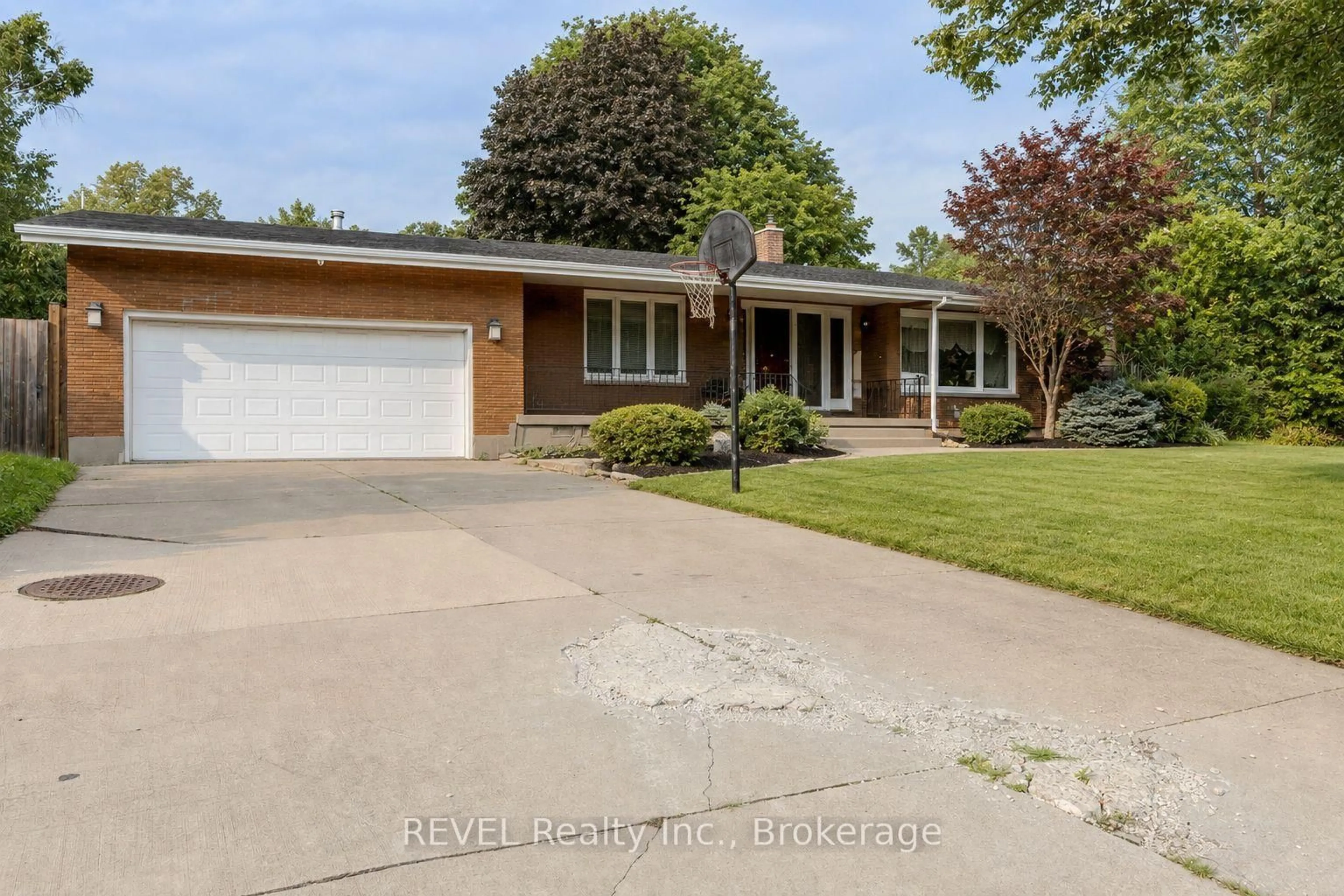 Home with brick exterior material, street for 7285 Rolling Acres Cres, Niagara Falls Ontario L2J 1E5