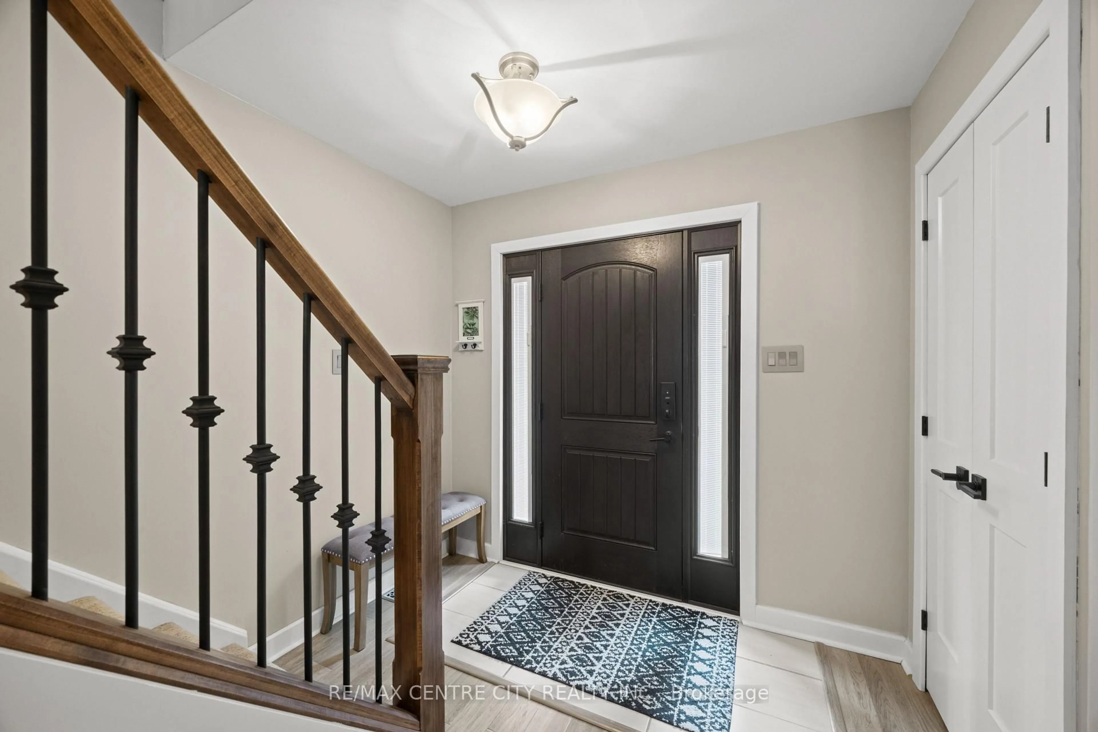 Indoor entryway for 43 Meredith Dr, Middlesex Centre Ontario N0M 2A0