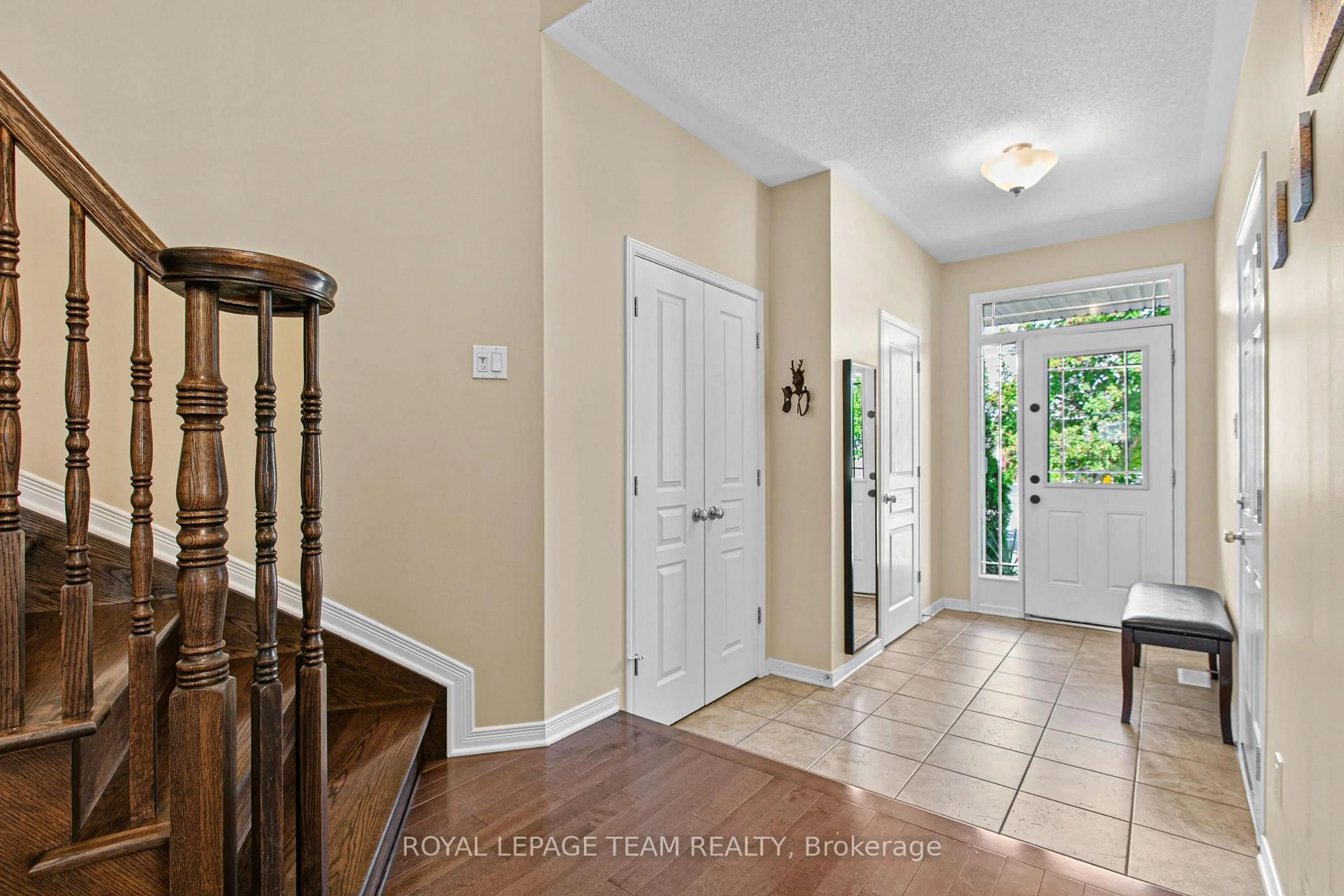Indoor entryway for 411 June Crt, Ottawa Ontario K1W 0E3