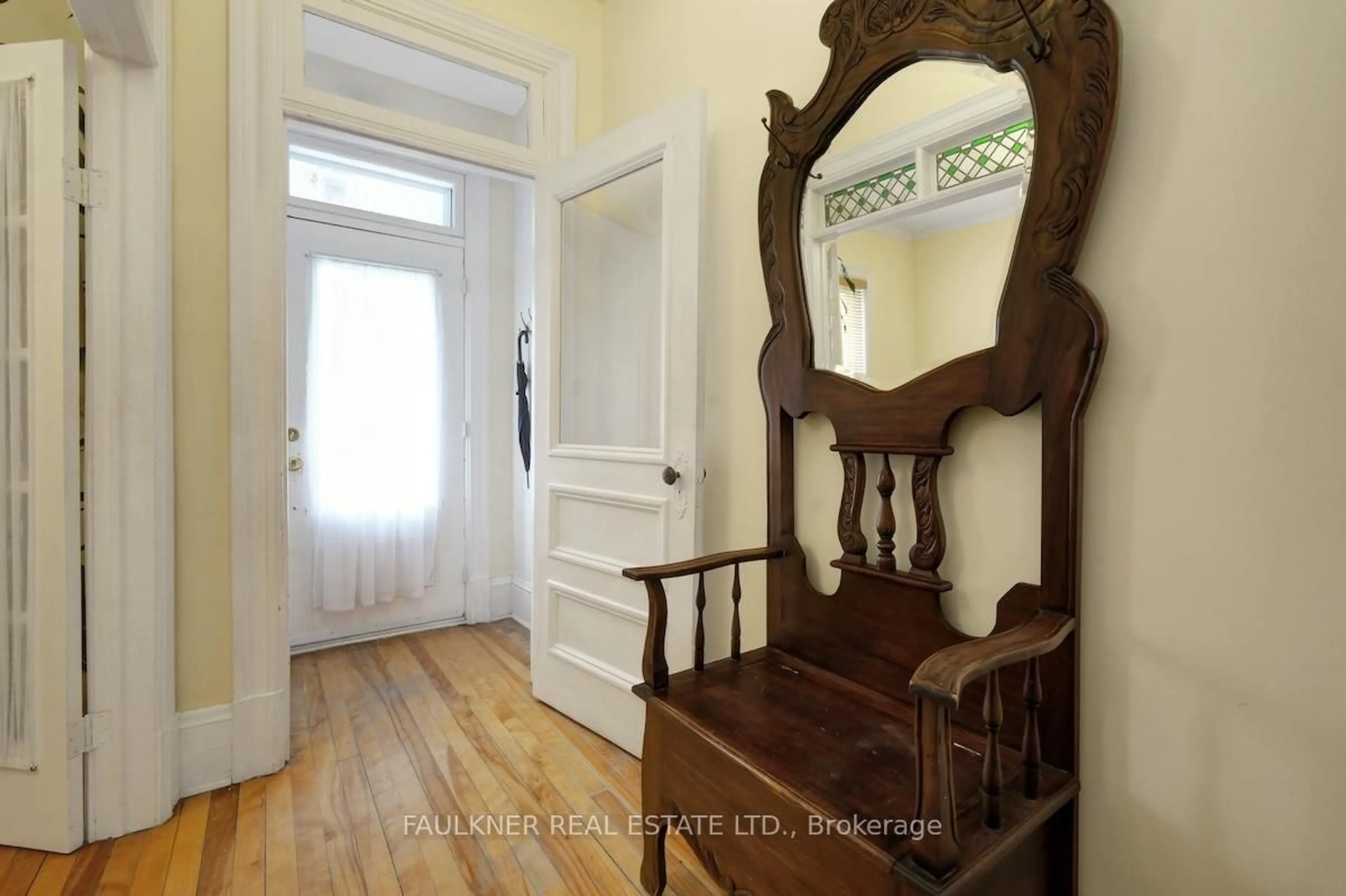 Indoor entryway for 136 Concord St, Ottawa Ontario K1S 0Z4