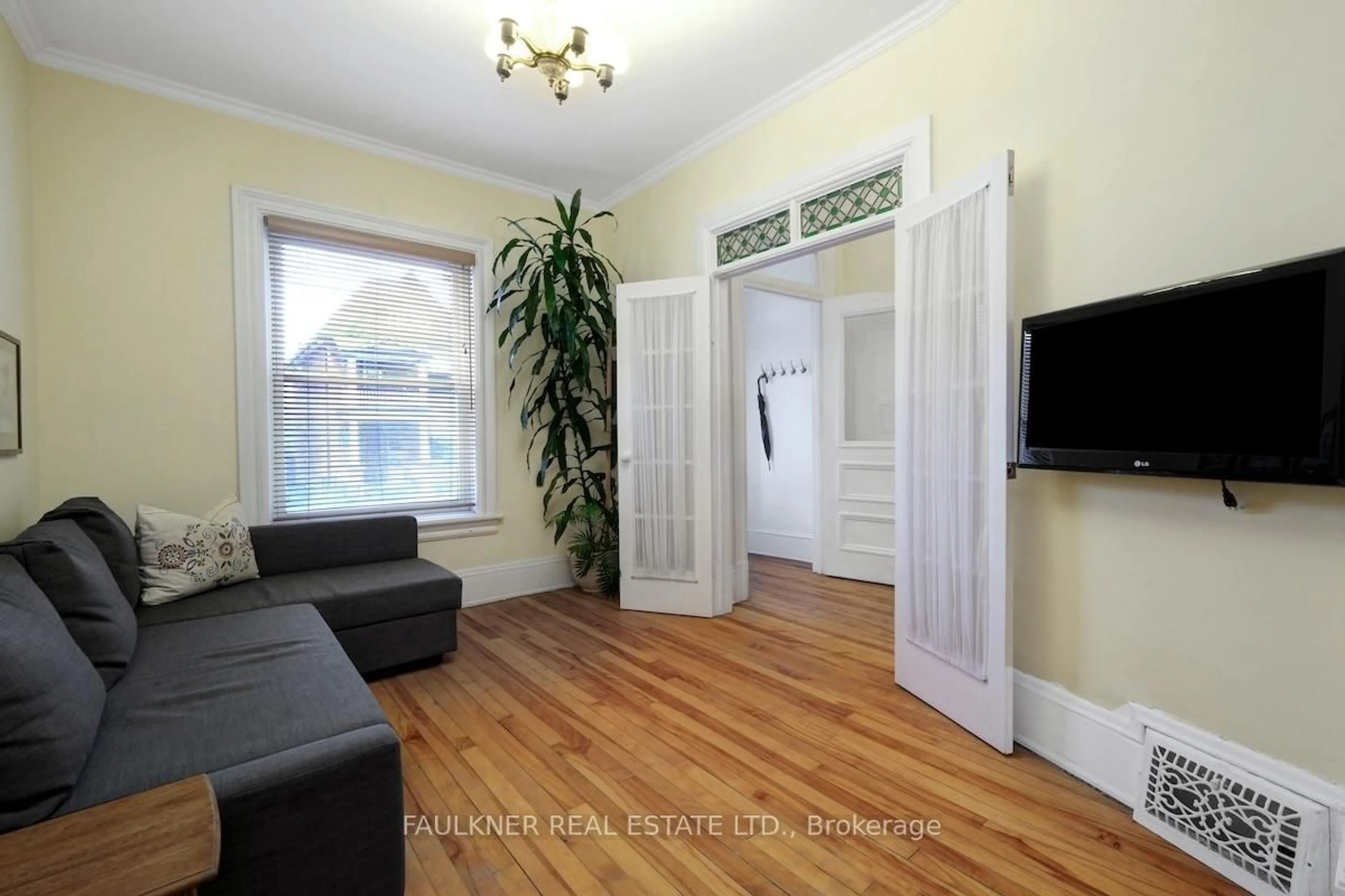 A pic of a room for 136 Concord St, Ottawa Ontario K1S 0Z4