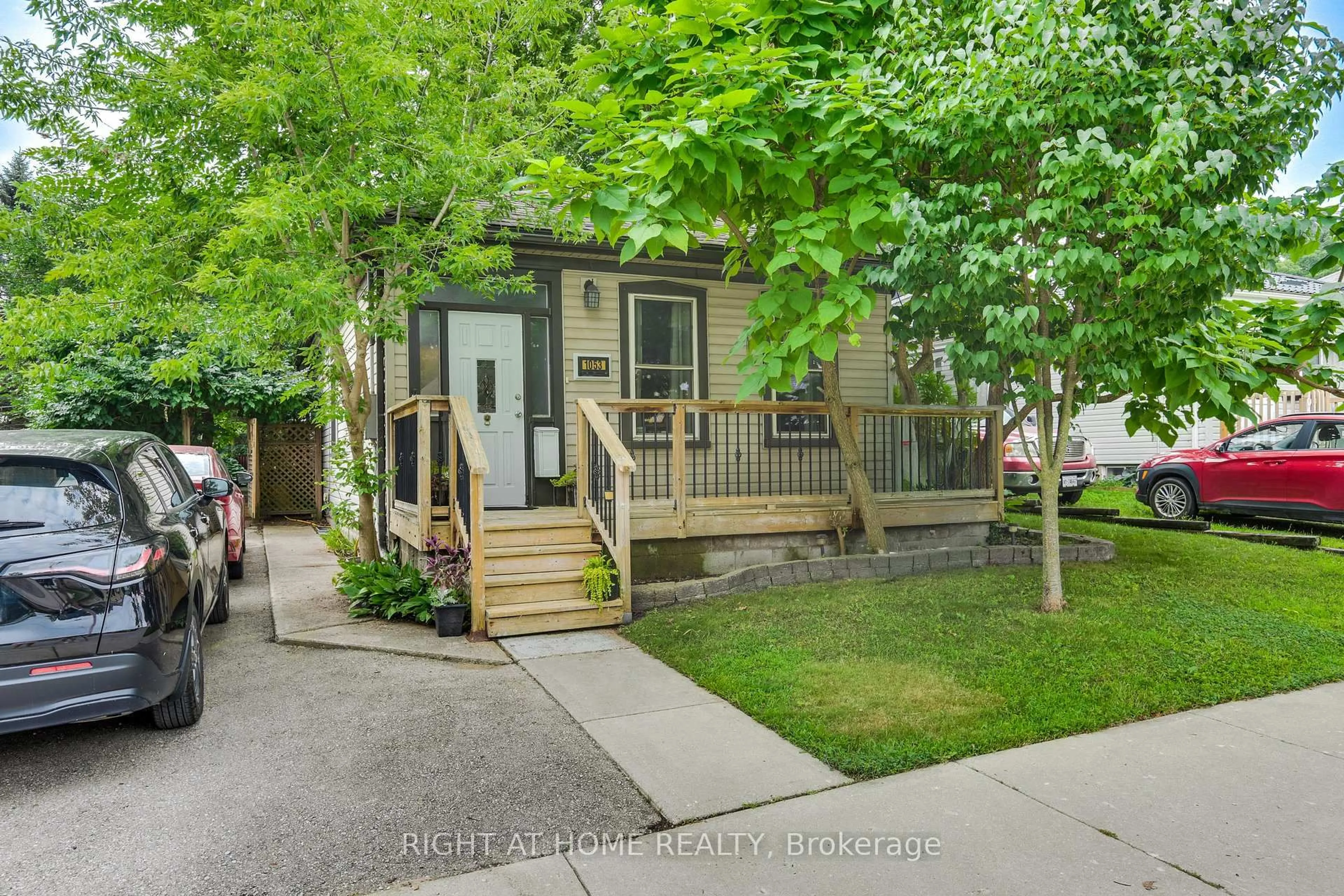 Unknown for 1053 Frances St, London East Ontario N5W 2L8