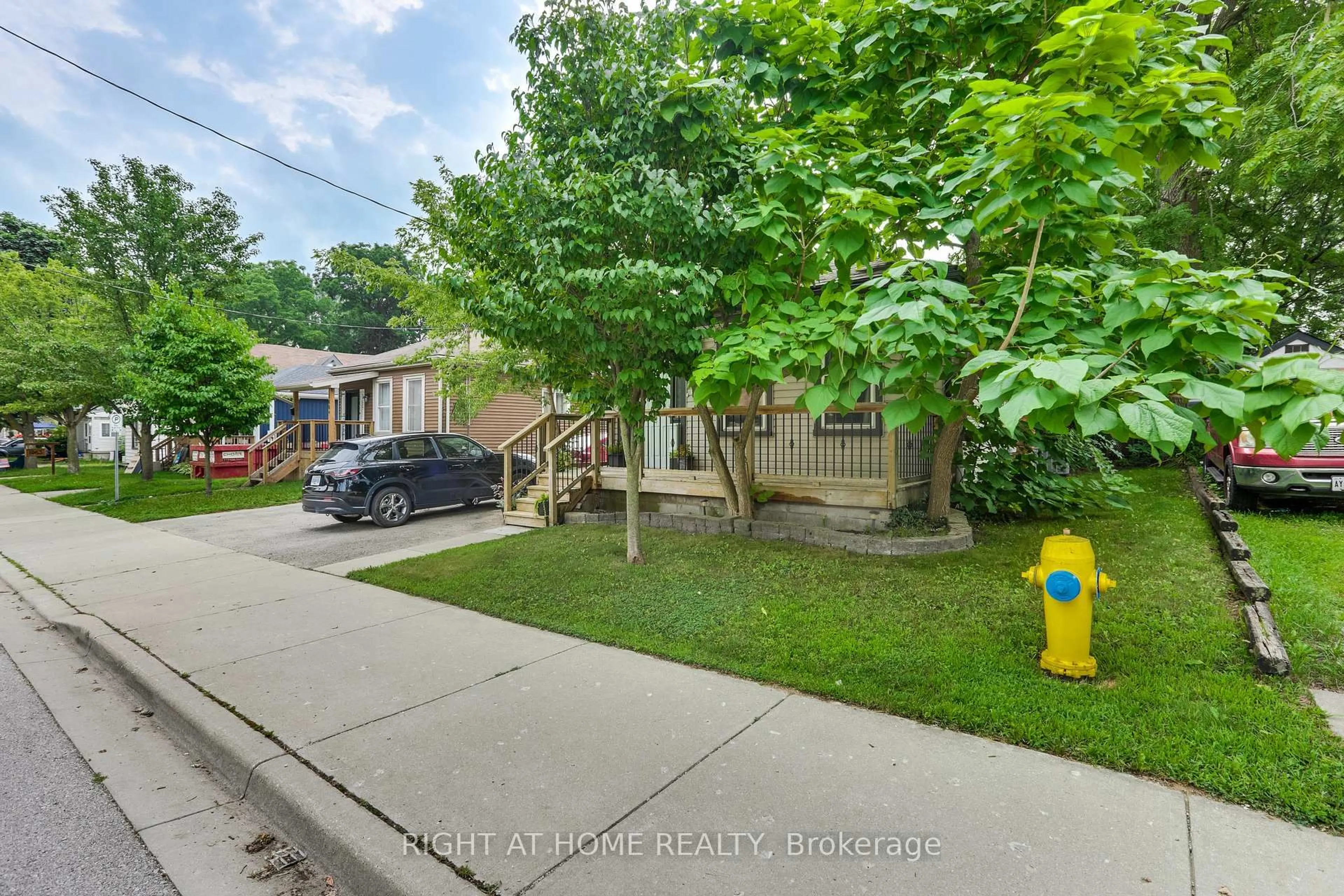 A pic from outside/outdoor area/front of a property/back of a property/a pic from drone, street for 1053 Frances St, London East Ontario N5W 2L8