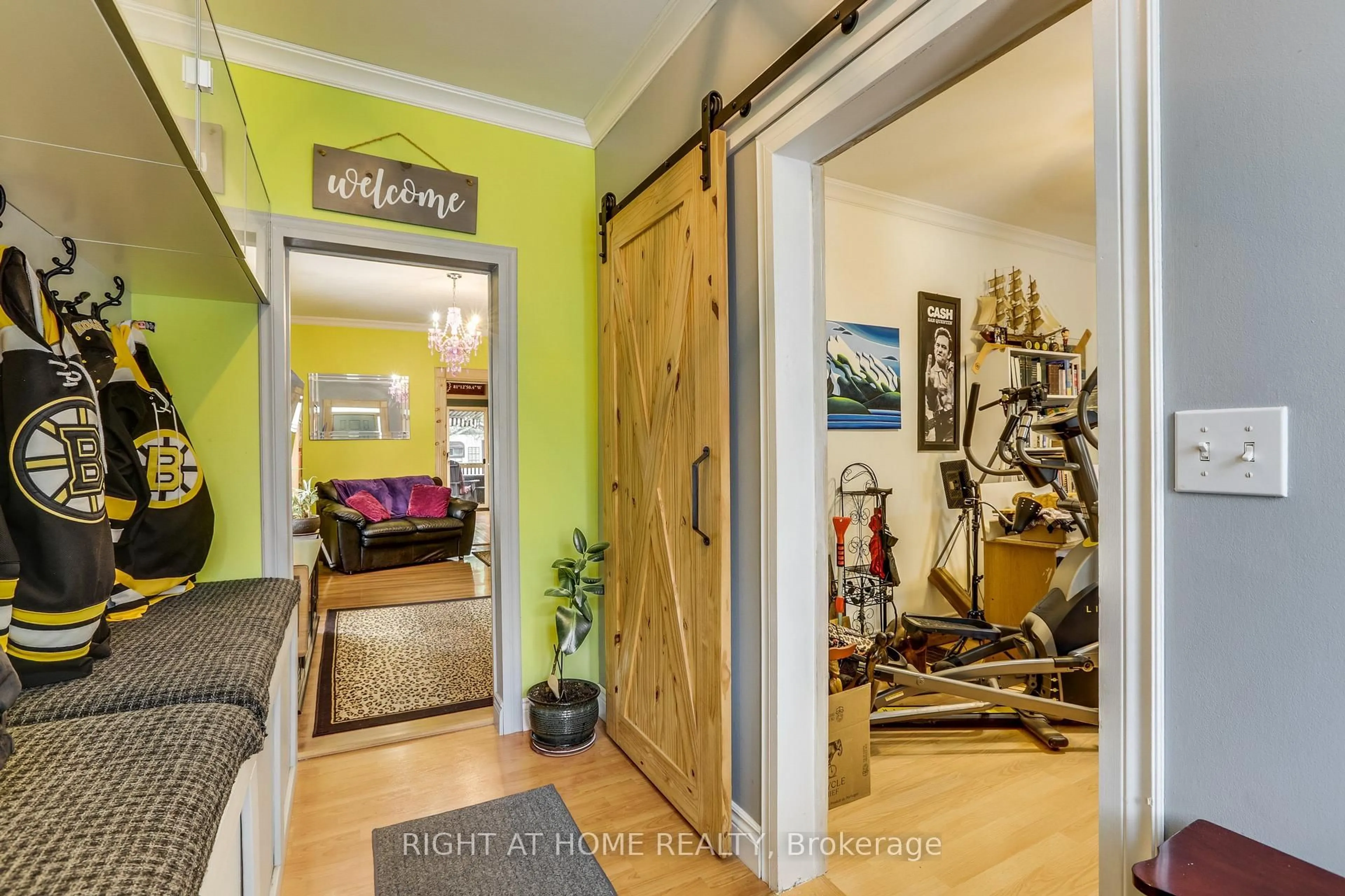 Indoor entryway for 1053 Frances St, London East Ontario N5W 2L8