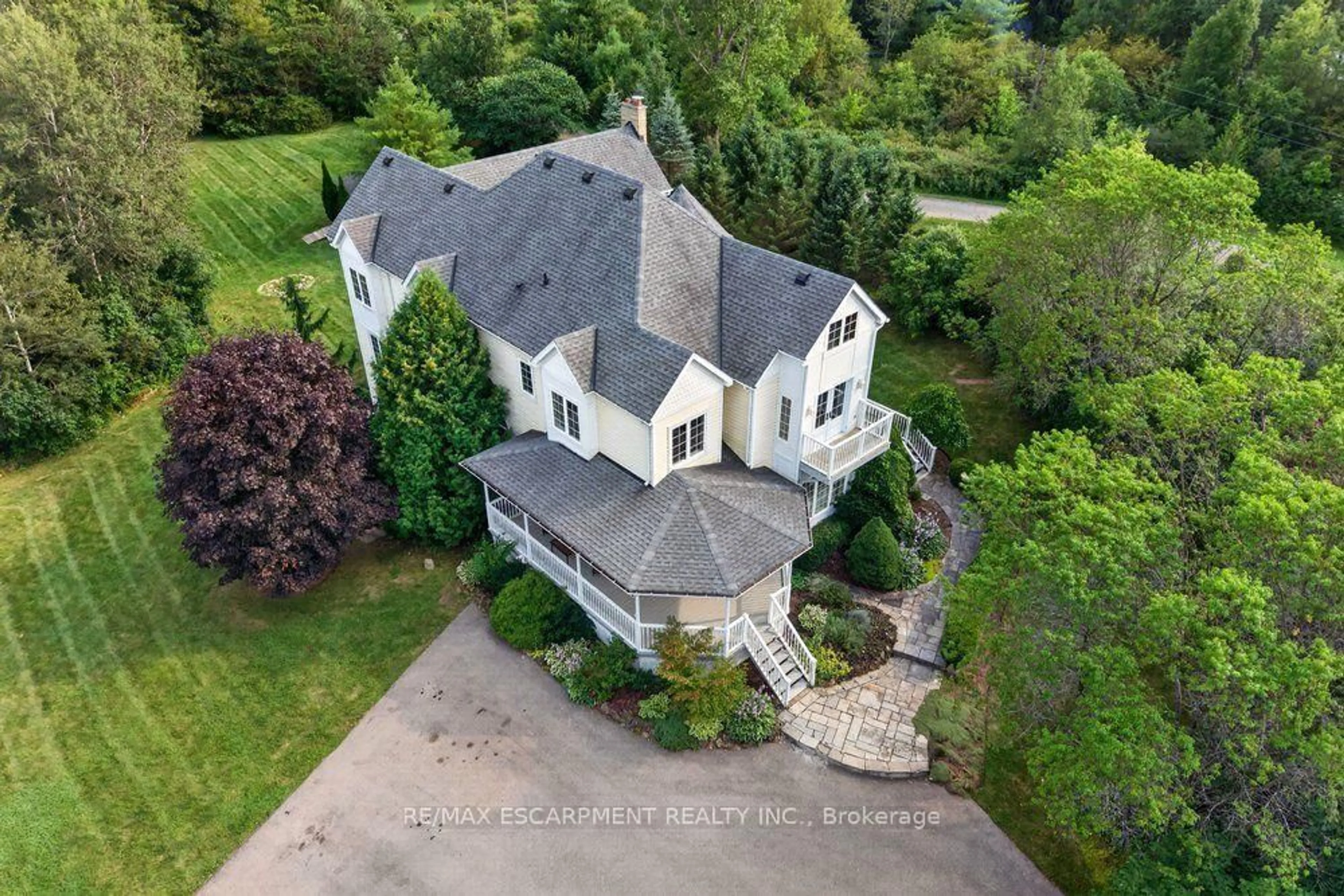 A pic from outside/outdoor area/front of a property/back of a property/a pic from drone, unknown for 110 Concession 11 Rd, Hamilton Ontario L8B 1H8