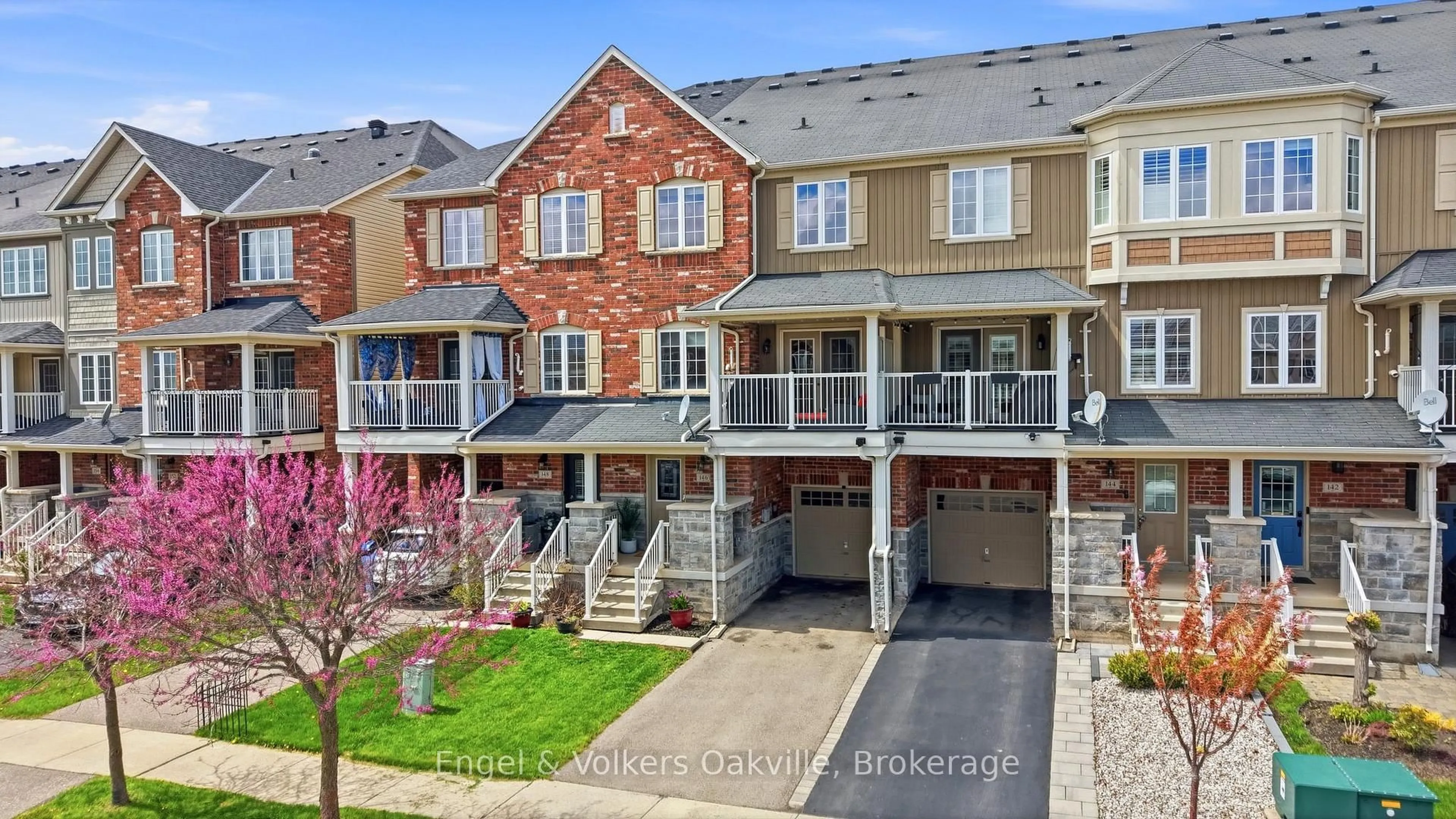 A pic from outside/outdoor area/front of a property/back of a property/a pic from drone, street for 146 Truedell Circ, Hamilton Ontario L8B 0T1