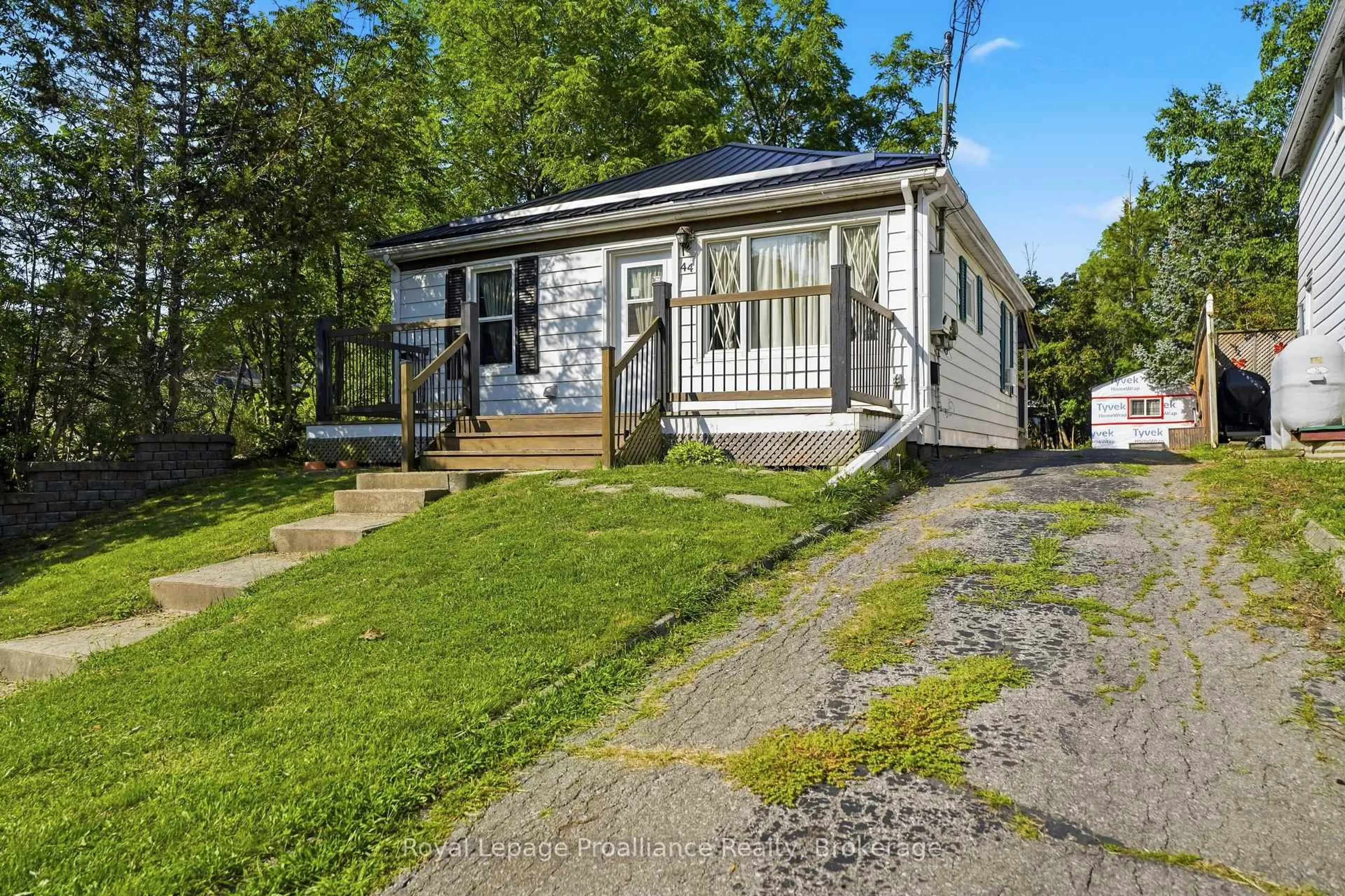 A pic from outside/outdoor area/front of a property/back of a property/a pic from drone, street for 44 Geddes St, Belleville Ontario K8P 2X5