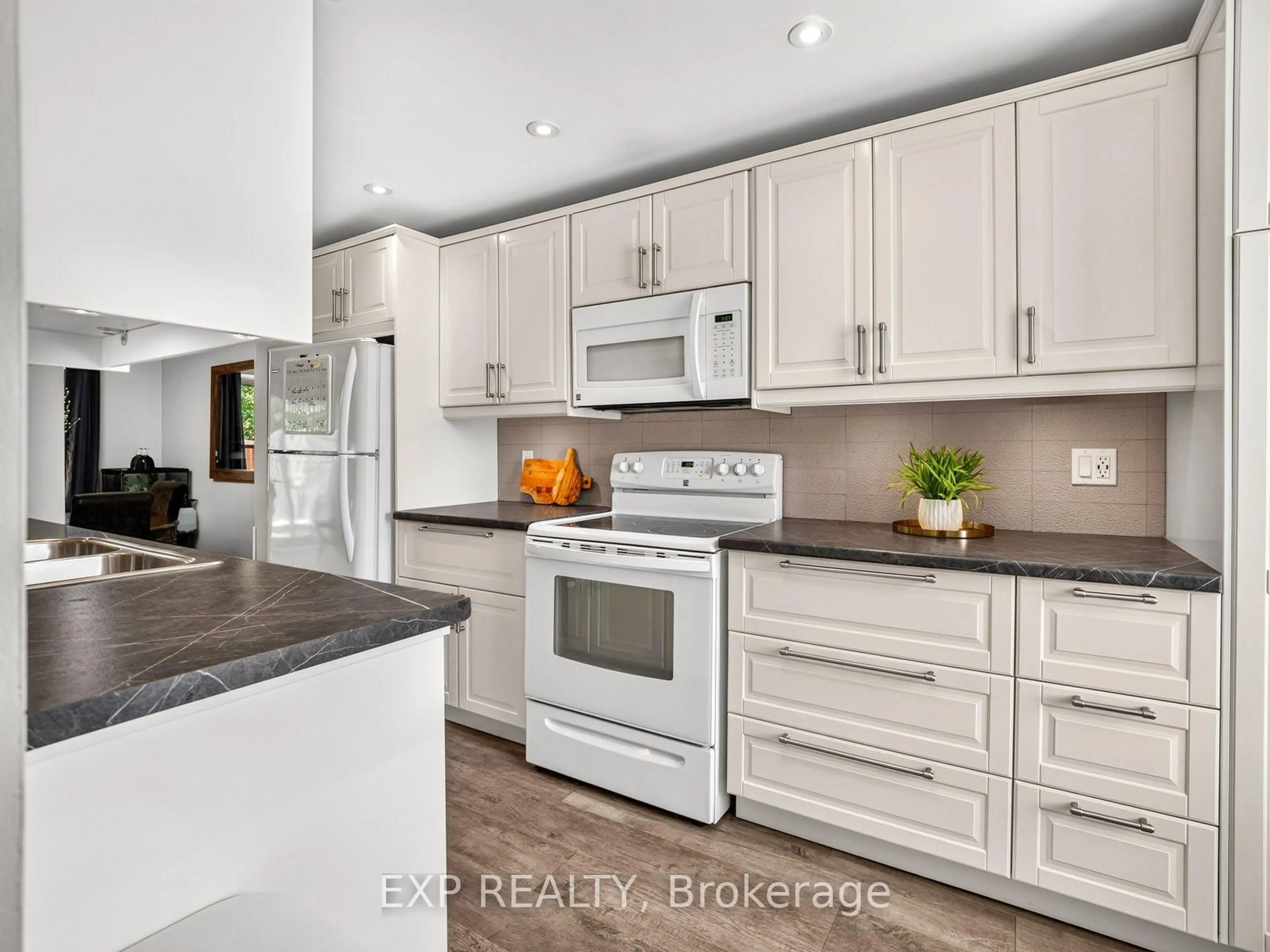 Open concept kitchen, unknown for 242 LAKEPORT Rd #32, St. Catharines Ontario L2N 6V2