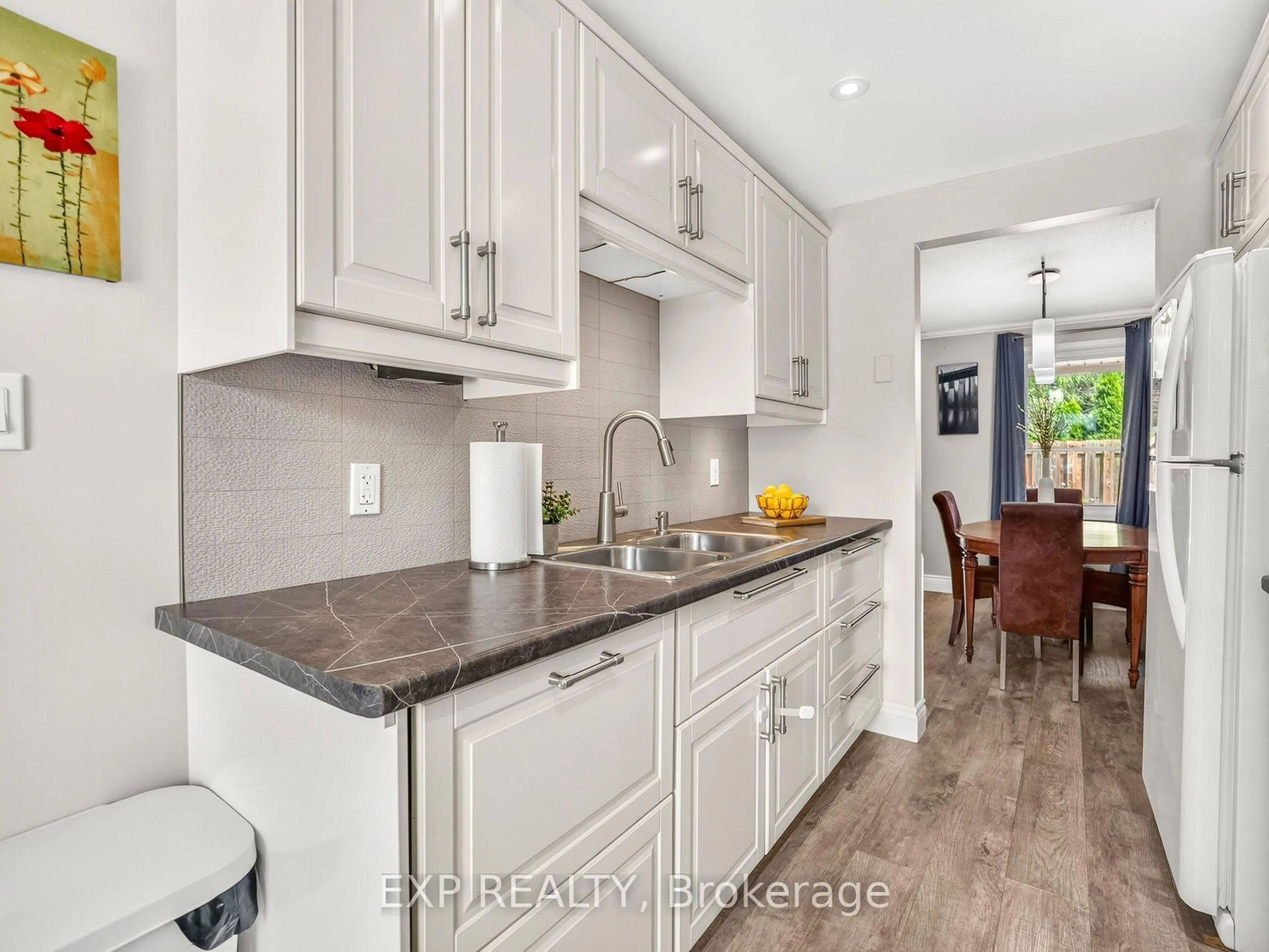 Open concept kitchen, ceramic/tile floor for 242 LAKEPORT Rd #32, St. Catharines Ontario L2N 6V2