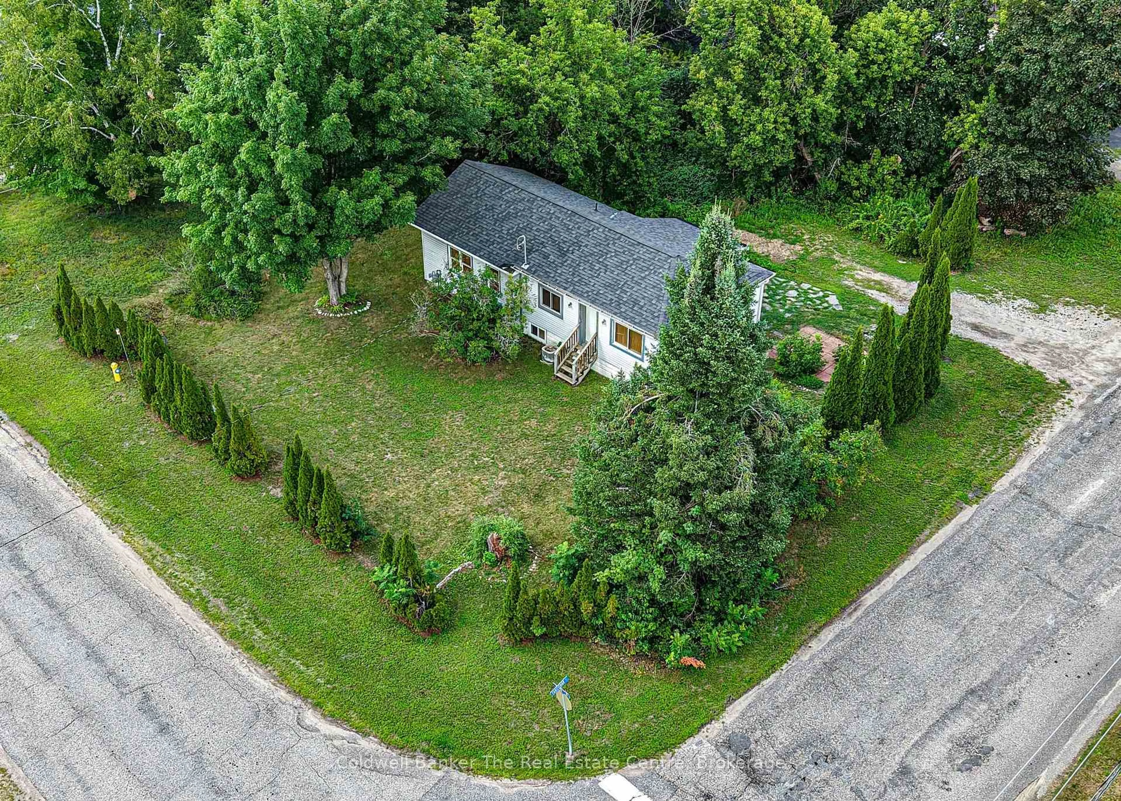 A pic from outside/outdoor area/front of a property/back of a property/a pic from drone, street for 810 John St, Gravenhurst Ontario P1P 1E6