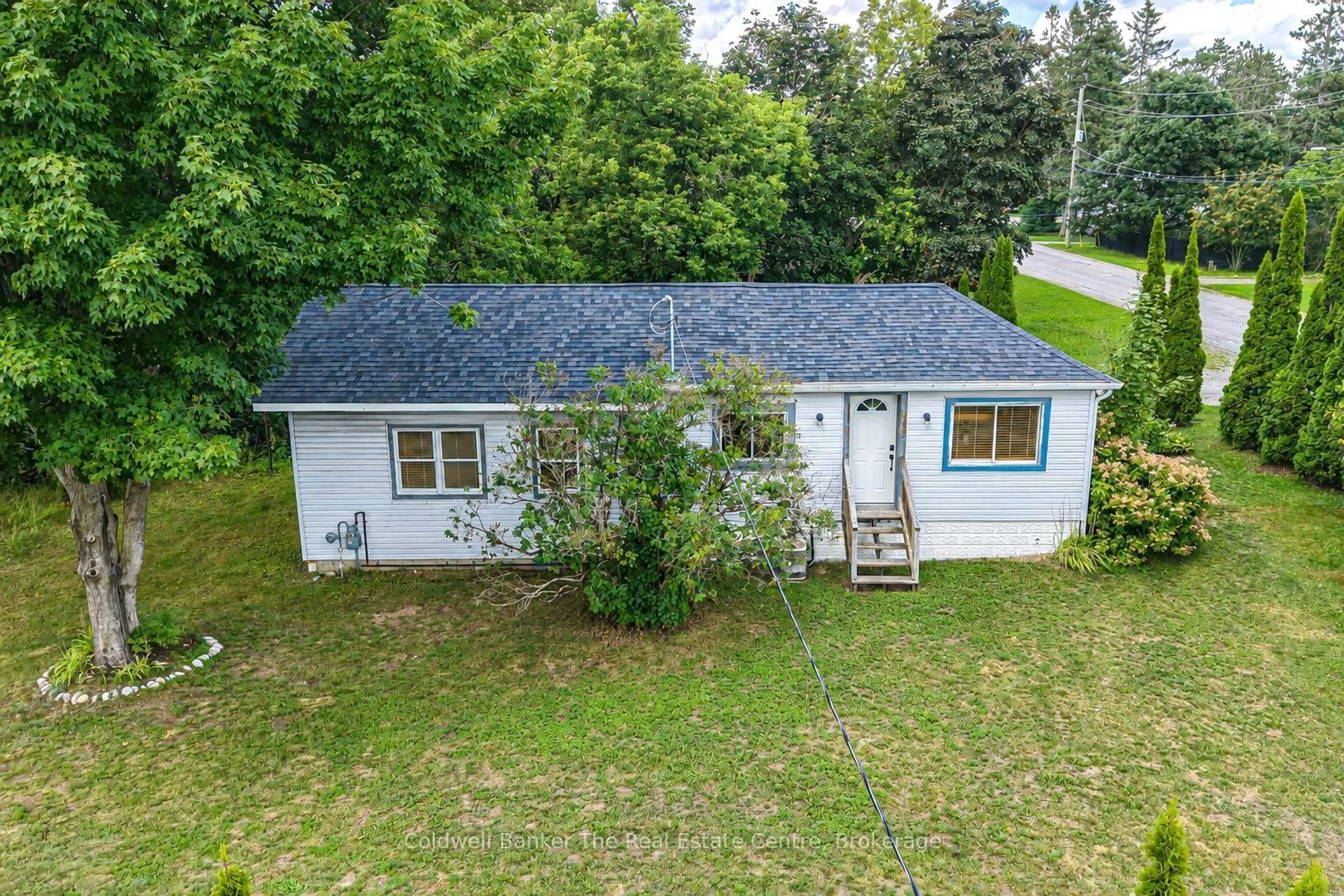 A pic from outside/outdoor area/front of a property/back of a property/a pic from drone, building for 810 John St, Gravenhurst Ontario P1P 1E6